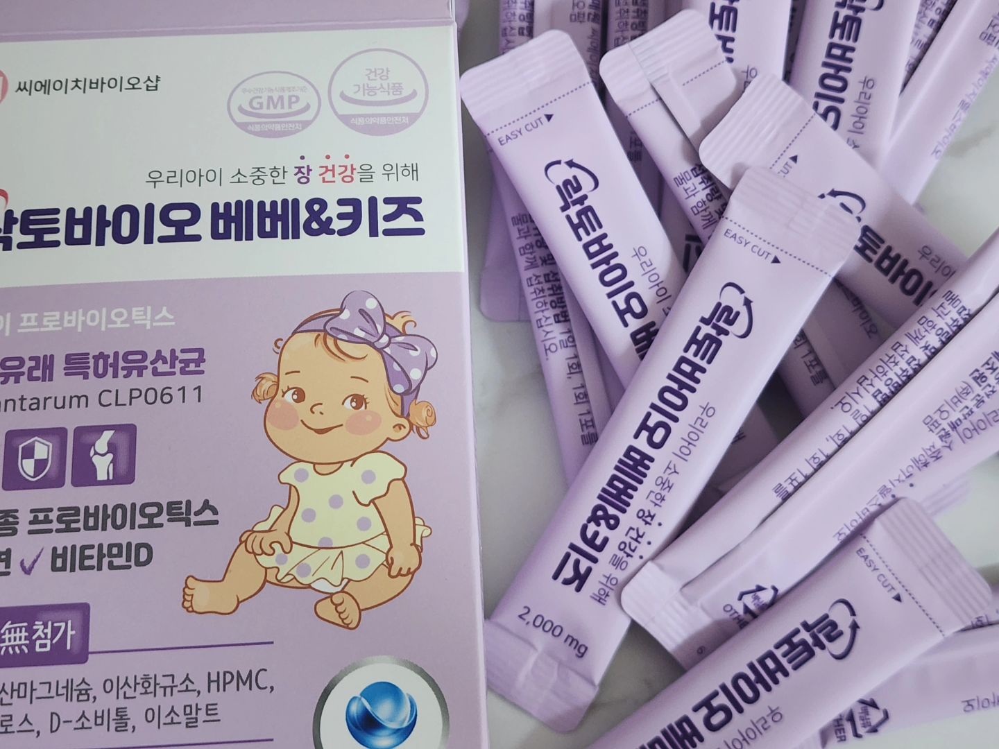 #업체로부터제공받은제품입니다 ch_bio_shop 
울 애기들 유산균은 필수로 챙겨주시죠??
유찬이는 못난애미를 만나 유산균을 먹지 않았어요;;
유산균은 꼭 먹여라하더라구요
늦었지만 지금이라도 먹여보려구요!!
간편하게 하루 한포로 아기 장건강을 챙길수 있어요
분유나 요거트에 섞어서 주면되고 
누룽지맛이라 고소하게 거부없이 먹을수 있어요!!

아기유산균으로 장건강뿐만 아니라 아연,비타민D 까지 3중 기능성 유산균이고 
19종 혼합 유산균과 장까지 살아서 가는 듀라벡 코팅으로 실온보관 가능해요
무엇보다 식약처에서 인정한 건강기능식품으로 안심하고 먹일 수 있어요

지금 3개월 구매시 할인 및 사은품 증정 이벤트 진행 중이라 어짜피 챙겨야하는 아기유산균 이벤트 중일때 쟁여놔여~♡

#씨에이치바이오샵 #어린이유산균 #키즈유산균 #어린이면역력영양제 #어린이영양제 #아기유산균
#장건강 #뼈건강 #유아유산균 #어린이유산균추천
#유아유산균추천 #어린이면역력 #어린이면역영양제 
#돌아기 #0619오늘우리는 #파리들저리갓 #아기모델