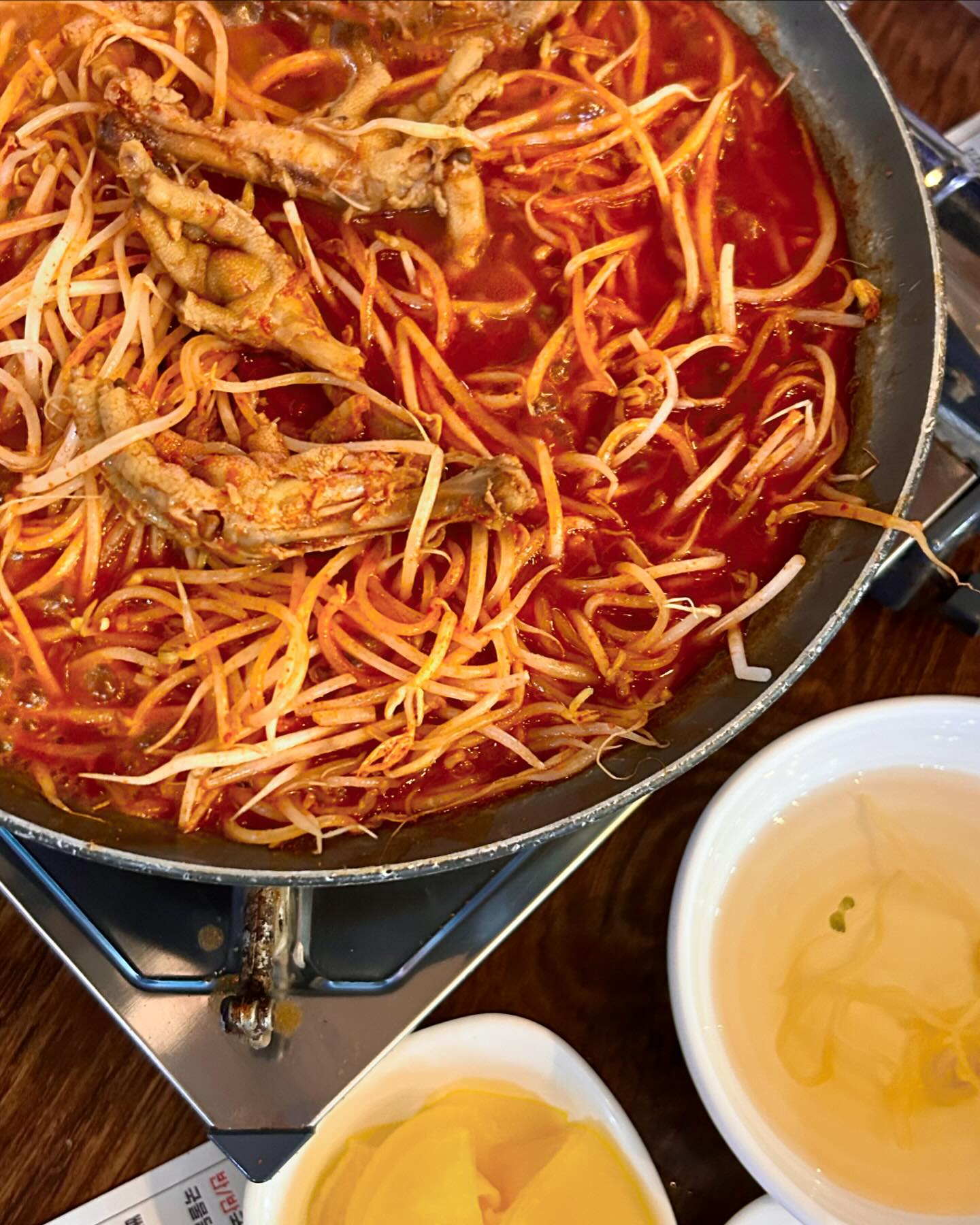 논현 화랑 불닭발

닭발일기
노동의 스트레스 먹는 걸로 풀테다! 하는 마음으로 오늘 죽어보자하고 먹으러 간 국물닭발 😋 맵찔이만 오늘만큼은 먹짱이 되어 먹고 싶어서 뼈닭발로 주문! 혹시 모를 유혈사태를 대비해 주먹밥이랑 식혜 (대)도 시켜놓고 단무지도 셀프라서 잘됐다! 하는 마음으로 두그릇이나 떠놓기!! ㅎㅎ 모든 준비를 끝내놓으니 때맞춰 국물닭발 입장!! 닭발위에 수북히 올라간 숙주나물이 나의 마음을 조금 진정시켜주고! 숙주 숨 조금 죽인 후 바로 발굴시작! 처음에는 매운 지 몰랐는데 먹으면 먹을 수록 매워서 닭발 한입 식혜 한모금 주먹밥 하나로 밸러스 맞춰서 먹기!! 근데 매운데 맛있어서 멈출 수 없음!! 결국 반 쯤 먹다 사장님 호출..ㅎ 육수 조금 더 넣어주셨는데 처음보다는 들 매워서 살 것 같았어요🤣 국물닭발과 한판승 다 먹었으니 내가 이긴거다 닭발아🐓