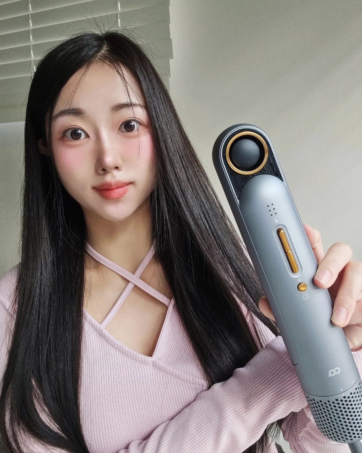 #협찬 젖은 머리 초고속으로 말려주는 예쁜 드라이기 소개할게요😆🩷

출시하자마자 완판 되고
이번에 2차 판매 시작했다는데 아주 이해되었던👍

[오아]슈퍼 윈디 드라이기는 
항공기 엔진을 담은 BLDC-Z 모터의 강력한 바람으로 긴머리도 5분만에 말려준다고☝️

써보니 바람이 완전 강력해서 
확실히 머리카락이 빨리 마르고 두피 구석구석까지 바람이 들어가 뽀송뽀송해지는 느낌이였어요😆외출준비 시간도 단축되고 완전 굿!

음이온 바람으로 열로인한 큐티클및 헤어
손상을 방지하고 마그네틱 형식 노즐로
용도에따라 간단하게 바꿔끼울 수 있답니다(스타일링 노즐/에어디퓨져 노즐)

별도 옵션인 트리트먼트 노즐도 사용해봤는데 머리카락에 은은한 향이 나서 좋더라구요😻

340g으로 가볍고 l자형 디자인이라 휴대하기도 편한.
전 이제 다른 드라이기 못쓸거같은데 파우치까지 주니 여행갈때마다 꼭 챙겨 다닐거같아요😘

바람세기에 비해 소리도 크지않고 디자인도 심플하니 예쁘고
장점이 너무 많은 드라이기예요 강추👍👍

#협찬 #오아 #슈퍼윈디 #슈퍼윈디드라이기 #헤어스타일 #드라이기 #드라이기추천 #헤어드라이어 #해어드라이기 #미용실드라이기 #여행용드라이기 #저소음드라이기 #음이온드라이기 #전문가드라이기 #드라이기
#드라이어추천 #휴대용드라이기
#헤어드라이어추천 #헤어드라이기