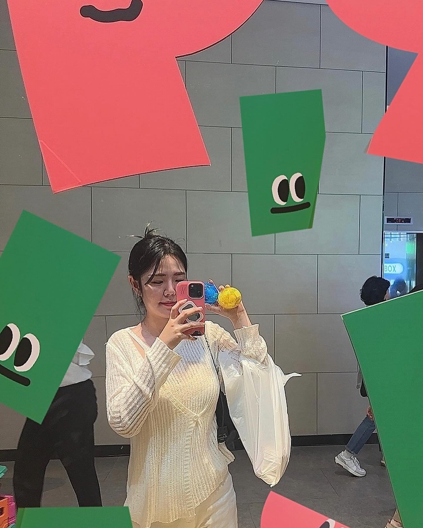 송도에 볼일있어서 볼일보규 #송현아 나들이

#가차샵 이생김 세상마상 내짱구 
짱구는 안나오고 짱아랑 흰둥이만 나오다니 실화냐

#짱아데려가실분 #흰둥이데려가실분 #짱아 #흰둥이 #짱구
#가챠 #송도 #송도현대아울렛 #인천 #현대백화점