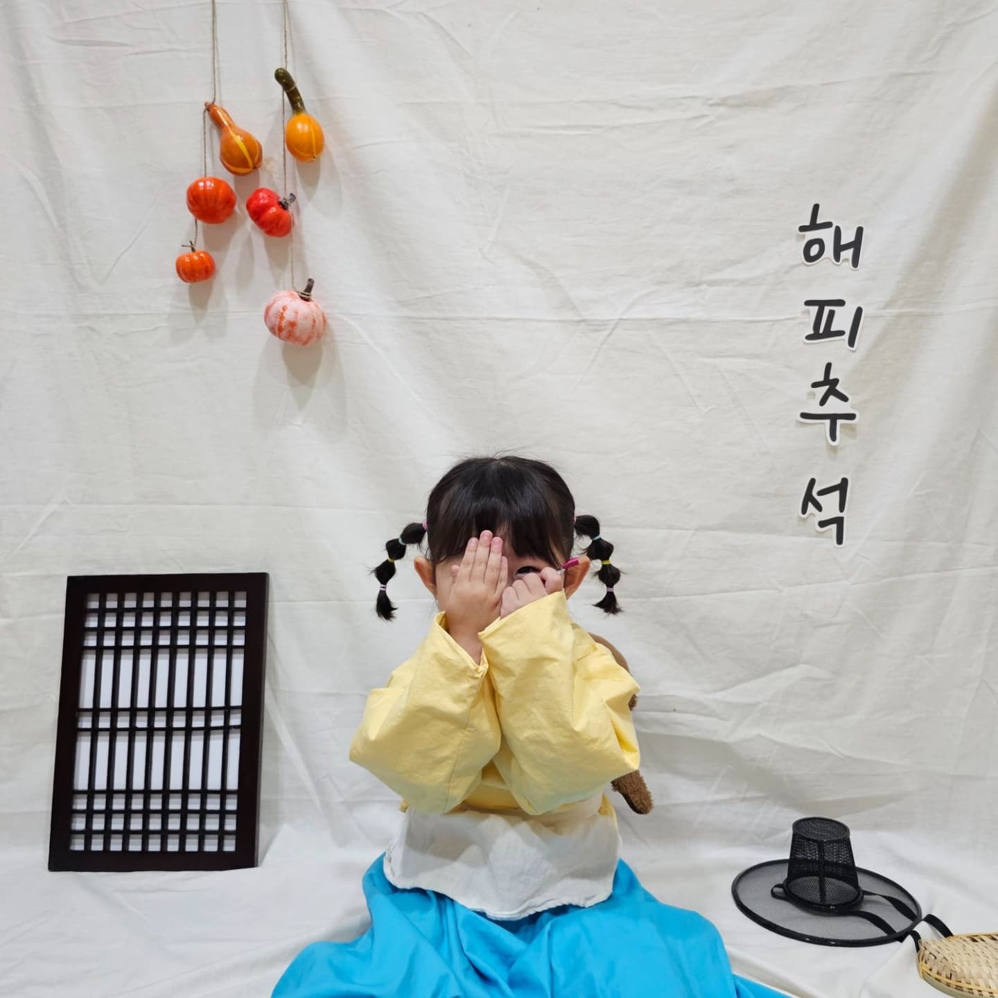 어린이집에서 다해본 해피추석🌕

엄마가 만든 포토존에서 떡도치고, 전도부치고, 막걸리도 한잔해주고ㅎㅎ
능청이 나날이 업그레이드되시는 분이라 혼자 역할극까지 해가며
어린이집행사 진심으로 즐기는 어린이집 전속모델 우리딸 🩵