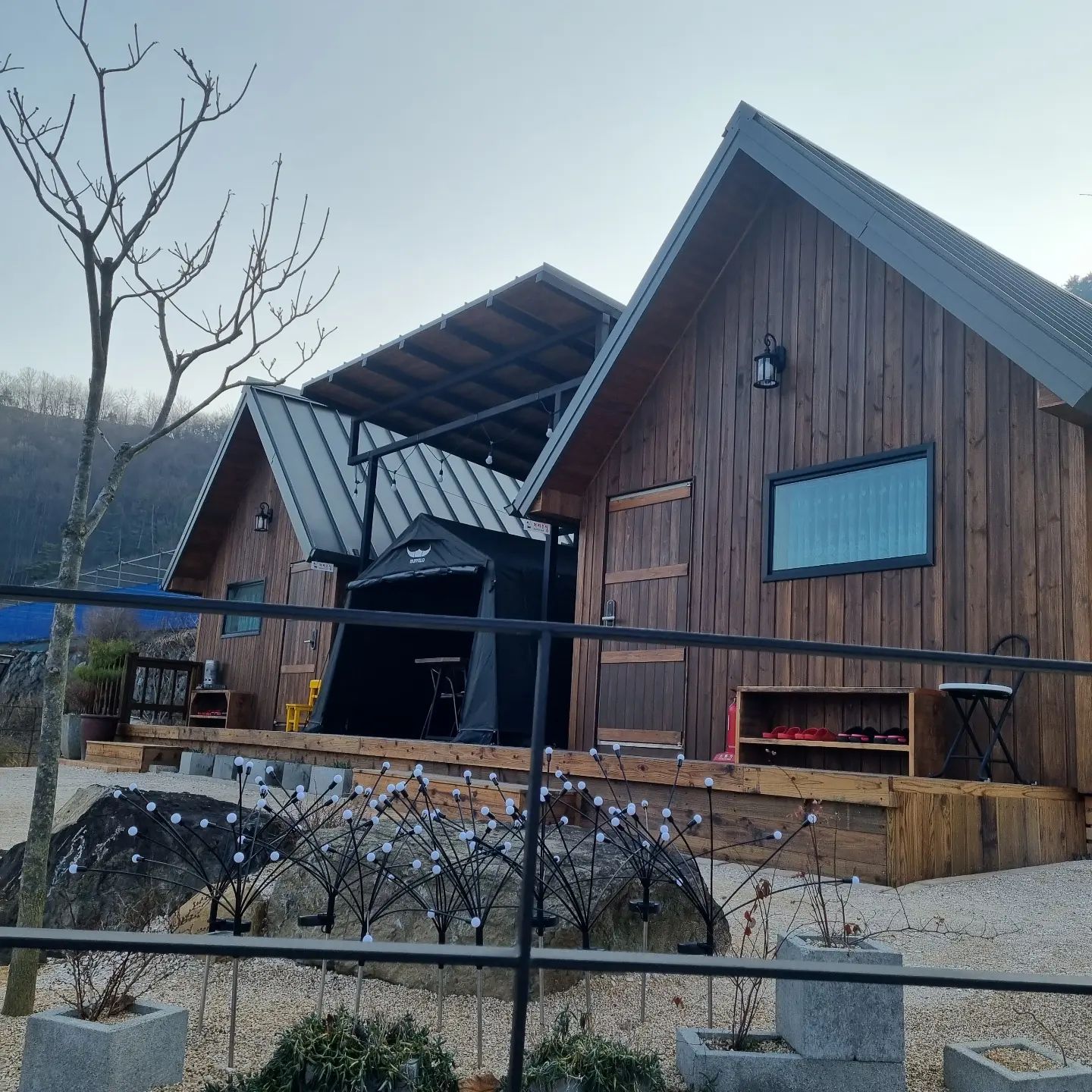 애들방학👉👈
아오 돌아서면 방학인거 실화
이번에도 공동육아
여자3 애5. 청도로 출발
공기좋고 사실 키즈펜션아니라서 사알짝. 걱정했는데
애들끼리 너무 잘논다 울애기 진짜많이 큼
언니오빠한테 마이 까불고^^
엄마안찾으니. 세상 좋음
그리들있으니 만능
고기굽고
쭈꾸미먹고
배터져

청도 공기도맑고 촌캉스느낌 글램핑느낌다느낄수있음
방도지글지글 자다가. 더워서 혼남ㅎㅎ
침구류도 너무깨끗
애들이랑가기딱

애들은 갈비주고 떡국에 ㅎㅎ
친구들이랑 놀아서 좋고
거기다 육아까지 
다음에도 공동육아해

#청도독채펜션
#청도펜션
#온가을054
#청도펜션
#공동육아
#겨울방학
#꿀잼
#먹여행
#또가자