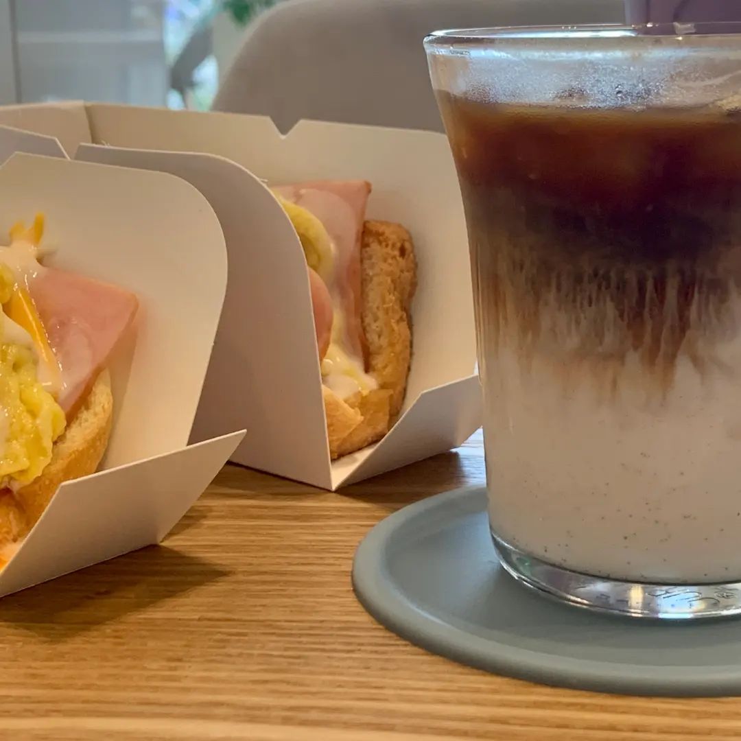 하늘이 높고 햇빛이 따가운걸 보니 가을인갑다¨̮

☕ 위너스라떼
: 달달고소한 맛있는 우유(?)와 쌉싸름한 에스프레소의 조합

🥪 햄치즈 토스트
: 퐁신퐁신한 에그 스크램블이 올라간 실패할 수 없는 맛인 햄치즈 토스트!

🧋타로밀크버블티
: 달고 구수한 타로밀크티에 쫀득한 타피오카펄의 만남😌

#위너스커피 #온천천카페 #거제동카페 #카페 #부산교대카페