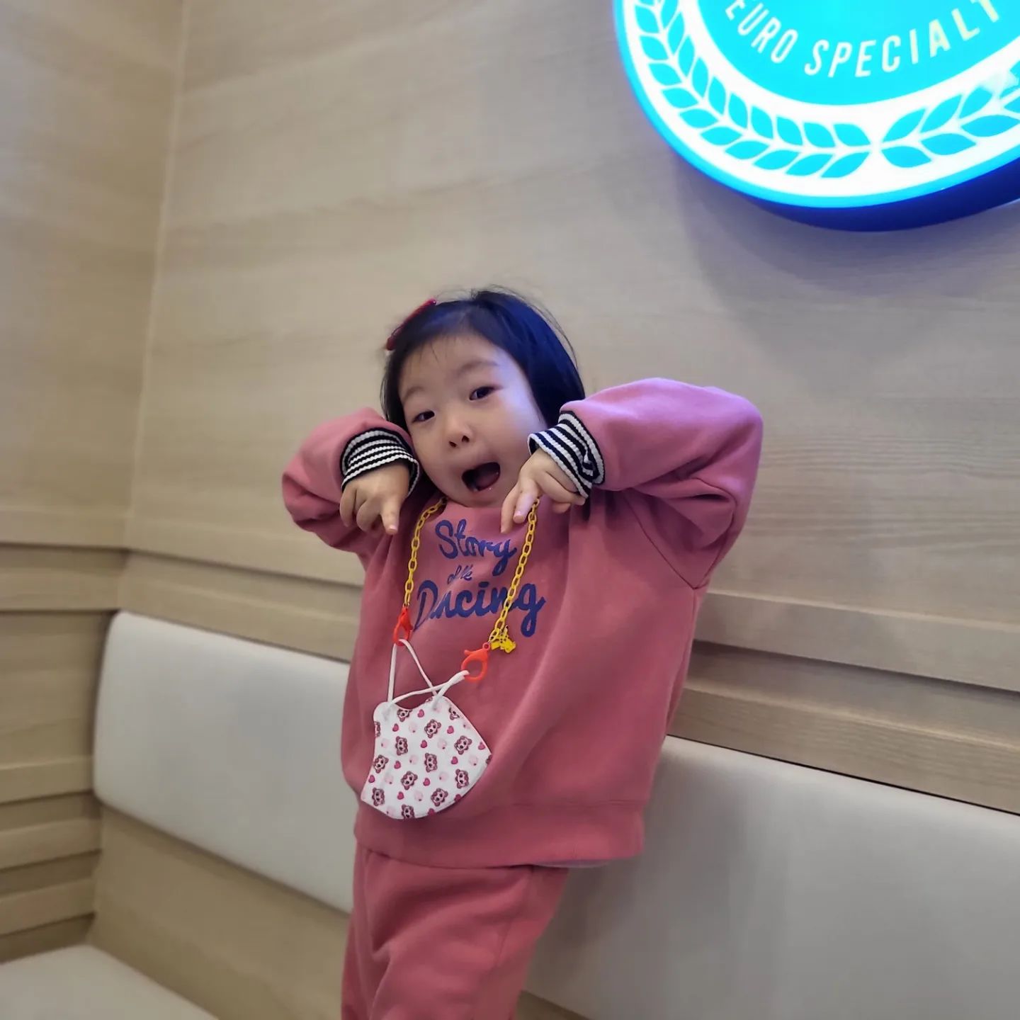 #카페데이트❤️ 

하늘이랑 오랜만에  데이트

이젠  자기가  사진을 찍으랍니다 ㅋㅋㅋ

어디까지  나오게 찍어달라며~~ 
까불까불~~ 

엄마앞에서는  까불이~~~ 

오늘은  어린이집 땡때이 하고 
엄마가 알바하는곳으로 출동해서 ;;;;; 

휴~~~ 😭

#땡땡이 #공장나들이 #우리집모델 #까불이