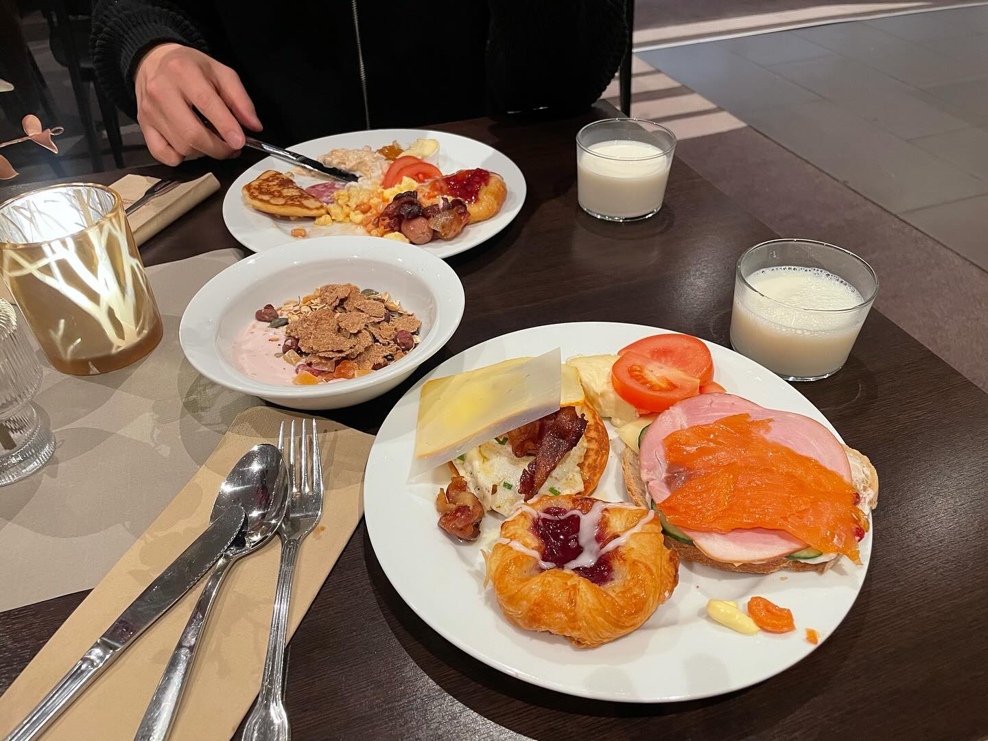 노르웨이 여행중🇳🇴
나르비크 퀄리티 호텔조식이 제일 맛있다 ❤️
이동네 빵은 왜 이렇게 다 맛있는 고야?
호밀빵이 이렇게 맛있을 수 있어?😍

#노르웨이 #🇳🇴 #노르웨이여행중 #북유럽 #나르비크 #휴가중 #norway #narvik #선팔맞팔 #먹팔환영 #소통 #먹팔
