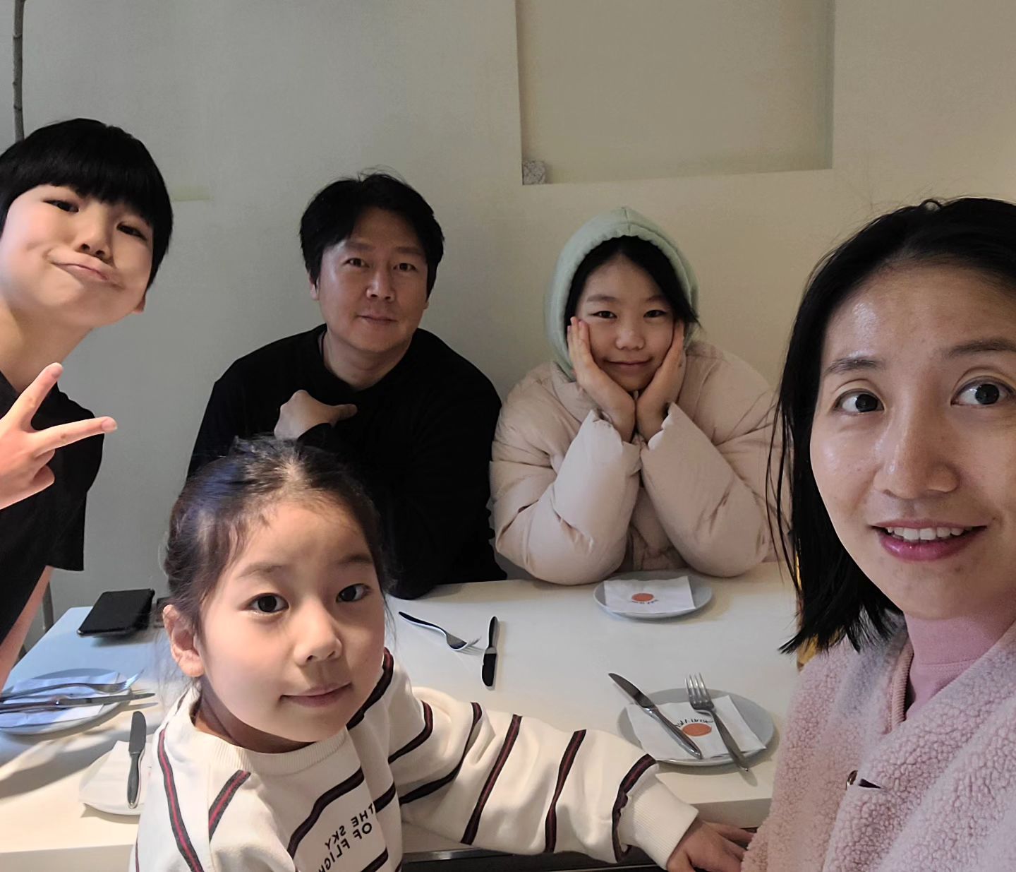 #양재천브런치맛집

눈이 마구 내리는 토요일 아침~
브런치 먹으러 서울까지 GoGo! 

전부터 아이들과 함께
"우리 언제 날잡아서,
하루 동안 맛집을 돌아다니며 계속 먹어보자" 했는데,,, ㅎㅎ

눈이 펑펑 내려서 다니기 좀 힘들었지만~
요기는 넘 맛난다!!!
브런치 메뉴 하나하나 다 맛나고,
비쥬얼이 정말 짱!
아이들도 대만족 했던 곳!

눈으로 먹고, 입으로도 먹는 기쁨~ 😀
눈이 오니, 다시 크리스마스가 된 느낌~~

#브런치카페 #브런치맛집 #매봉역맛집 #양재천카페거리 #호주식브런치 #에그베네딕트 #양재천근처맛집 #맛집추천
#서울나들이 #센티맷 #브런치추천