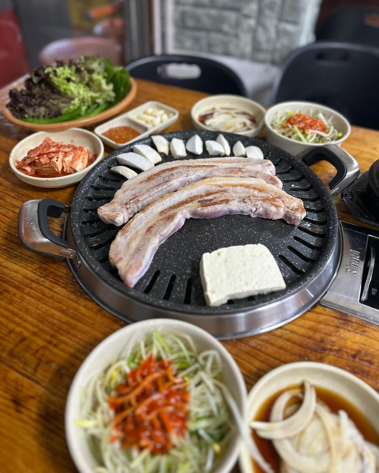 .
.
몸살이 와서 골골....
그런 나를 대리고 고깃집으로!!! 여전한 맛집. #돼지사냥
남편과 오랜만에 둘이 밖에서 외식한 게 얼마 만인겨!!!
올 한 해도 무탈하게, 열심히 살았다~!!!
24년에는 치열하게, 열심히 살아내 보자!!!
아!!! 체력증진이 1순위다!!!
.
.
#체력증진💪 
#올해마무리오붓하게소소하게🥰
#삼겹살맛있어
#23년잘가안녕✋️ 
#24년컴온