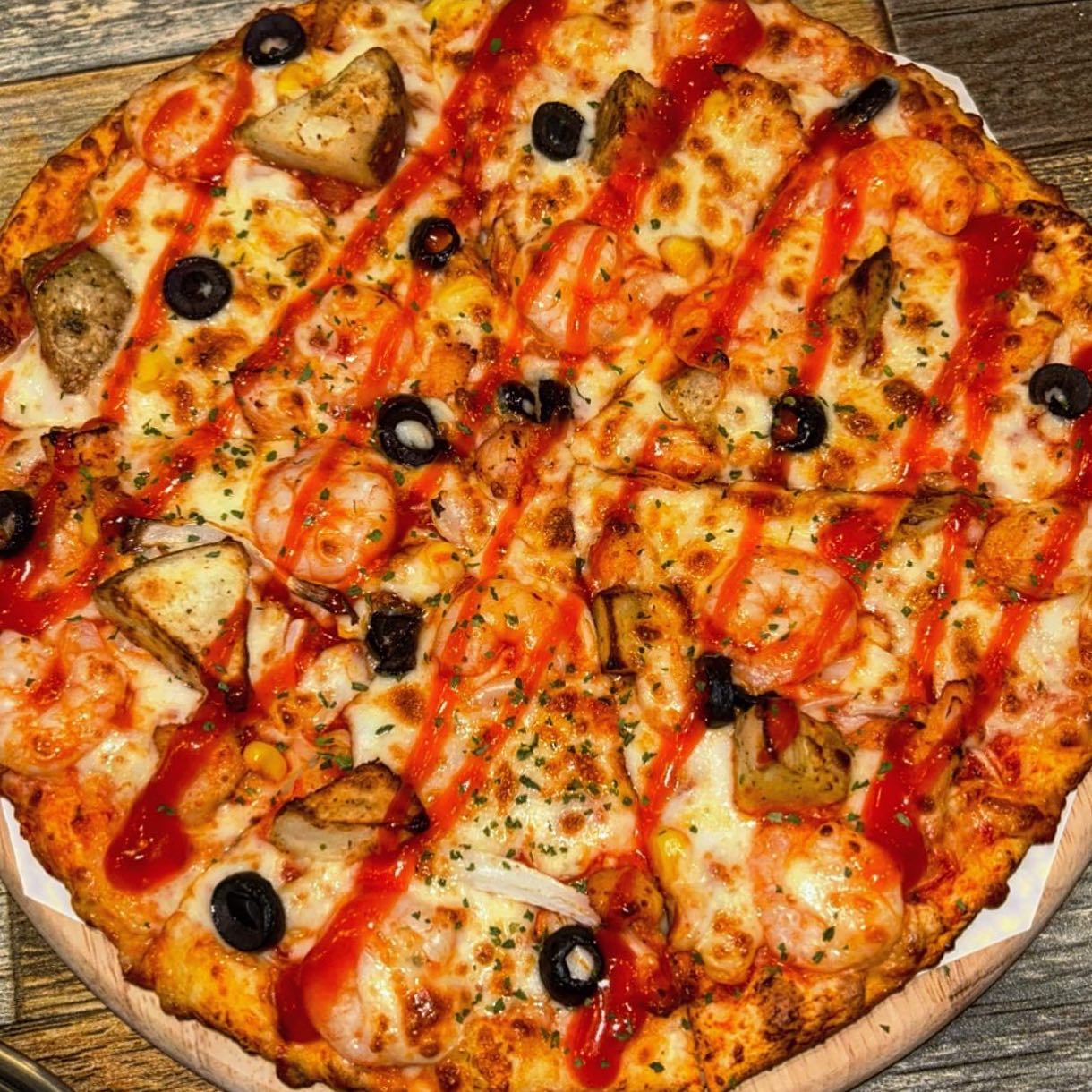 위례에서 피맥하기 딱 좋은🍕
#올데이피자

야구 보면서 피맥하고싶다고 생각했는데
마침 지나가다 올데이피자라는 곳이 있어서 방문해봤어요 !

📍핫치킨쉬림프 

매콤한 거 좋아하고 새우도 좋아하는 저에게 딱 취향저격💘
통통한 새우와 매콤한 소스가 잔뜩 들어가서
식감도 너무 좋고 맛있었어요

📍화이트 오븐 스파게티

피자에 스파게티 조합은 말뭐잖아요? 😍
매콤한 피자에 크리미한 스파게티까지 먹고
시원한 생맥주로 입가심해주면 딱 !

위례에서 간맥, 피맥 장소로 
올데이피자 추천드려요 😎❤️

#올데이피자#성남시맛집#성남시데이트#창곡동피자#창곡동맛집#성남피자#성남피자맛집#성남배달#성남맛집추천#성남데이트#위례피자#위례피자맛집#위례데이트#위례맛집추천
