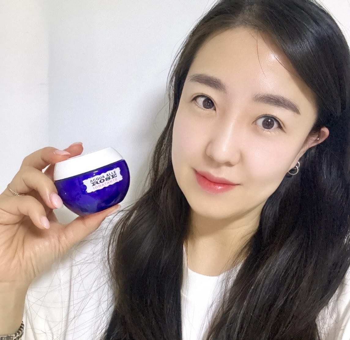 #협찬  lalamina_official

찬바람 부는 계절에는 왜이렇게 피부가 따갑고 건조한지~~

그래서 저는 48시간 피부 보습력 지속과 고보습 효과가 있는 
아쿠아알레로제 수분크림으로 관리하고 있어요.

4가지 장미 추출성분이 함유된 부드럽고 촉촉한 핑크빛 제형이 
피부에 활력과 영양을 공급해주고 식물성 유효 성분 함유로 
유수분 밸런스 및 수분 보호막을 형성해 피부 건조를 
케어해주니깐 촉촉해지면서 매끄러워지는거 같아 좋더라구요

무엇보다 피부 수분 3중 보습효과로 48시간 동안 
피부 보습 지속력에도 도움을 주고 인체적용시험까지
완료된 제품이라 안심하고 사용할 수 있어요

현재 라라미나만의 단독 패키지 구성 및 다양한 혜택이
준비되어 있어요
단독패키지 및 세트 할인등을 통해 가격적으로 메리트가 있으며 온라인 최저가 보장과 쿠폰, 적립금 등을 통해 
가장 저렴한 가격에 구매할수있어요

그리고 자사몰 회원가입 혜택도 있는데요
신규 회원가입시, 10,000 포인트 증정에
10% 할인쿠폰까지 증정한다고하니 가입혜택
모두 챙겨보세요!

#아쿠아알레로제 #acquaallerose #라라미나 #lalamina #로버츠장미 #뷰티 #유럽화장품 #수분크림 #화장품추천 #스킨케어