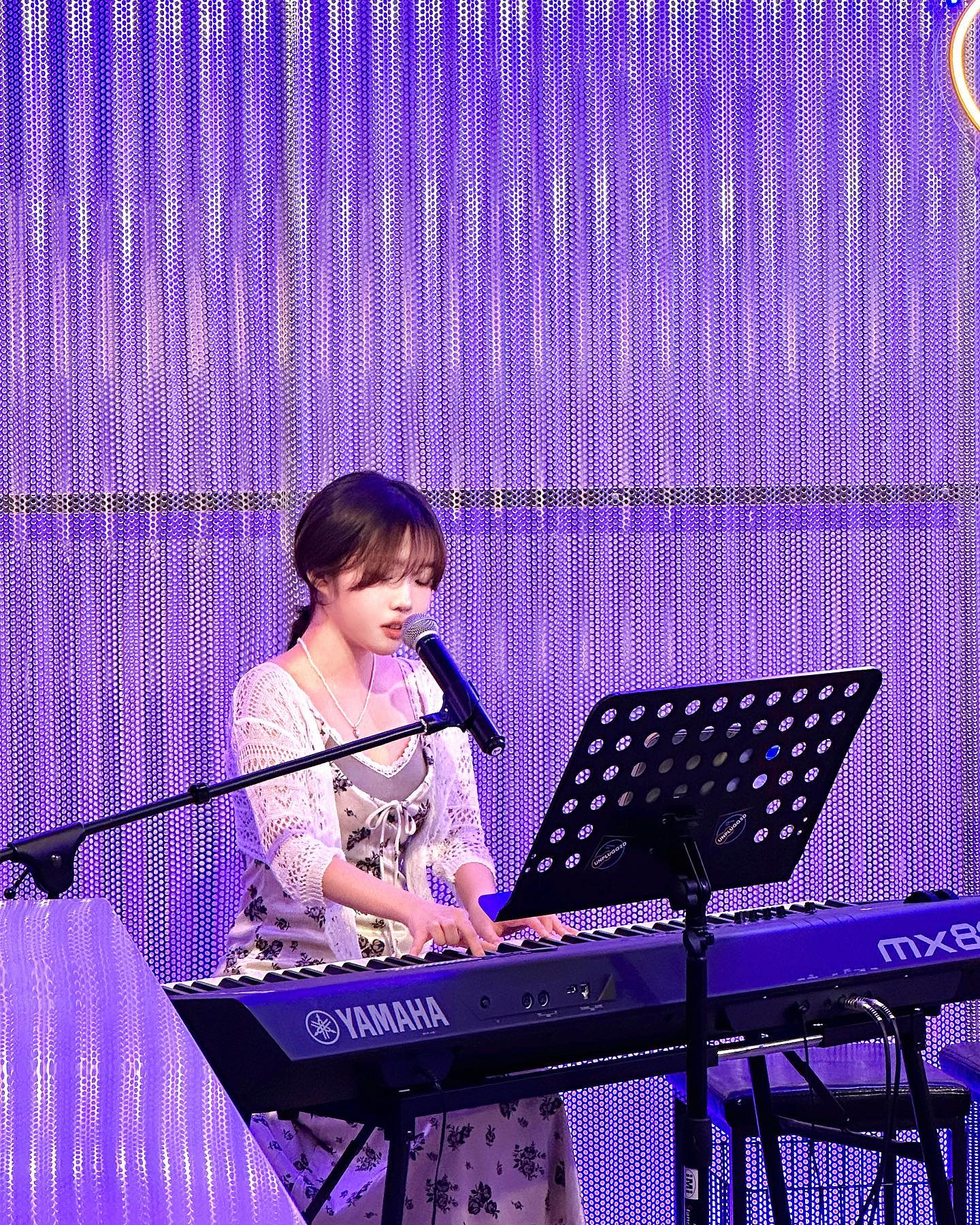 월홍 • 2023.10.13 신촌 언플러그 {Inside Out Busking} LIVE CLIP PHOTO 3. 📷
.
.
.
yourim_0101 
.
.
.
#월홍 #싱어송라이터 #singasongwriter #공연 #버스킹 #무대 #버스킹공연 #신촌 #언플러그드 #자작곡 #고등학생 #고2 #18살