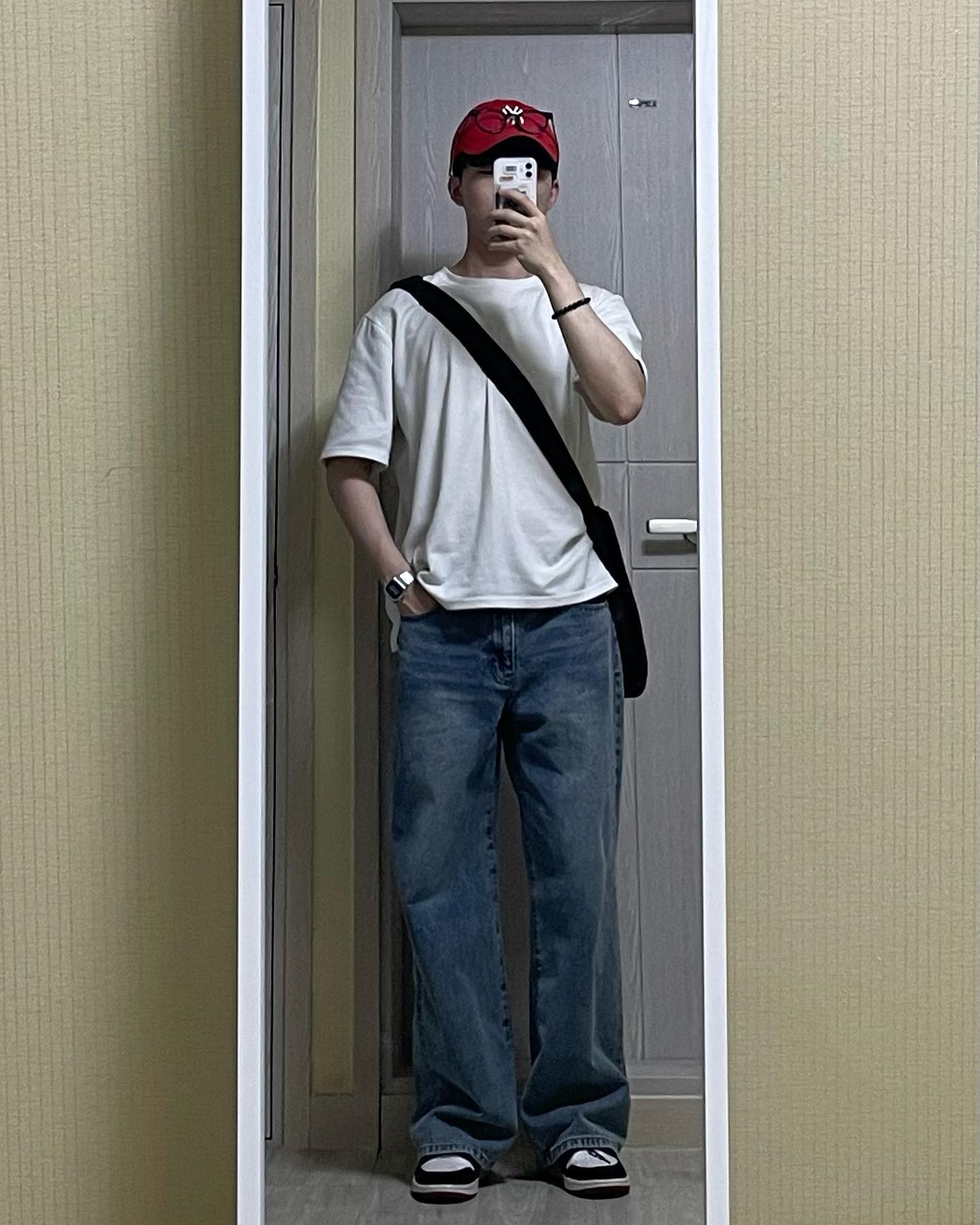레드 볼캡에 어울리는 조던 레드 코디