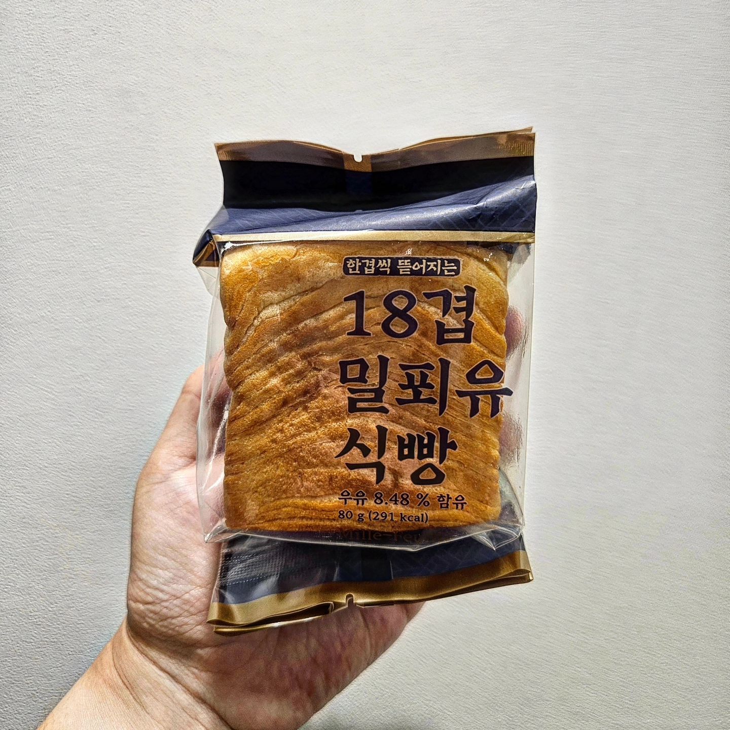 이런 18겹 밀푀유 식빵 먹어봄

이마트 트레이더스에서 맛있어 보여 샀다.
이만한 게 8개 들었고 얼마더라...까먹음;

한 겹 한 겹 뜯어먹는 재미도 쏠쏠하고
버터향 가득 꼬소한 맛이 커피랑도 잘 어울린다.

정말 아무것도 없이 그냥 먹어도 맛있는 🍞
차갑게 먹어도 맛있고 레인지 돌려 먹어도 맛있고.

쫄깃쫄깃하고 고소한 게 참 맛있다.

#이마트트레이더스 #트레이더스 #18겹밀푀유식빵 #밀푀유식빵 #식빵 #🍞 #먹스타그램 #먹스타 #맛스타그램 #맛스타 #빵스타그램 #내돈내산 #리뷰