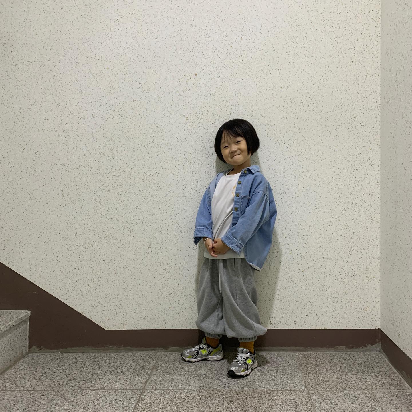 애둘애미의 삶 , 바빠서 율이 사진도 자주 안찍고 
찍어도 부지런히 올리지 못하지만 . . 참하게 성장하고 있어요 -
아가때는 한자리에 두고 사진 찍으려면 난리법석이었는데
이젠 찰칵 소리날때마다 포즈를 바꾸는 노련한 5살이 됐어요 ♥️