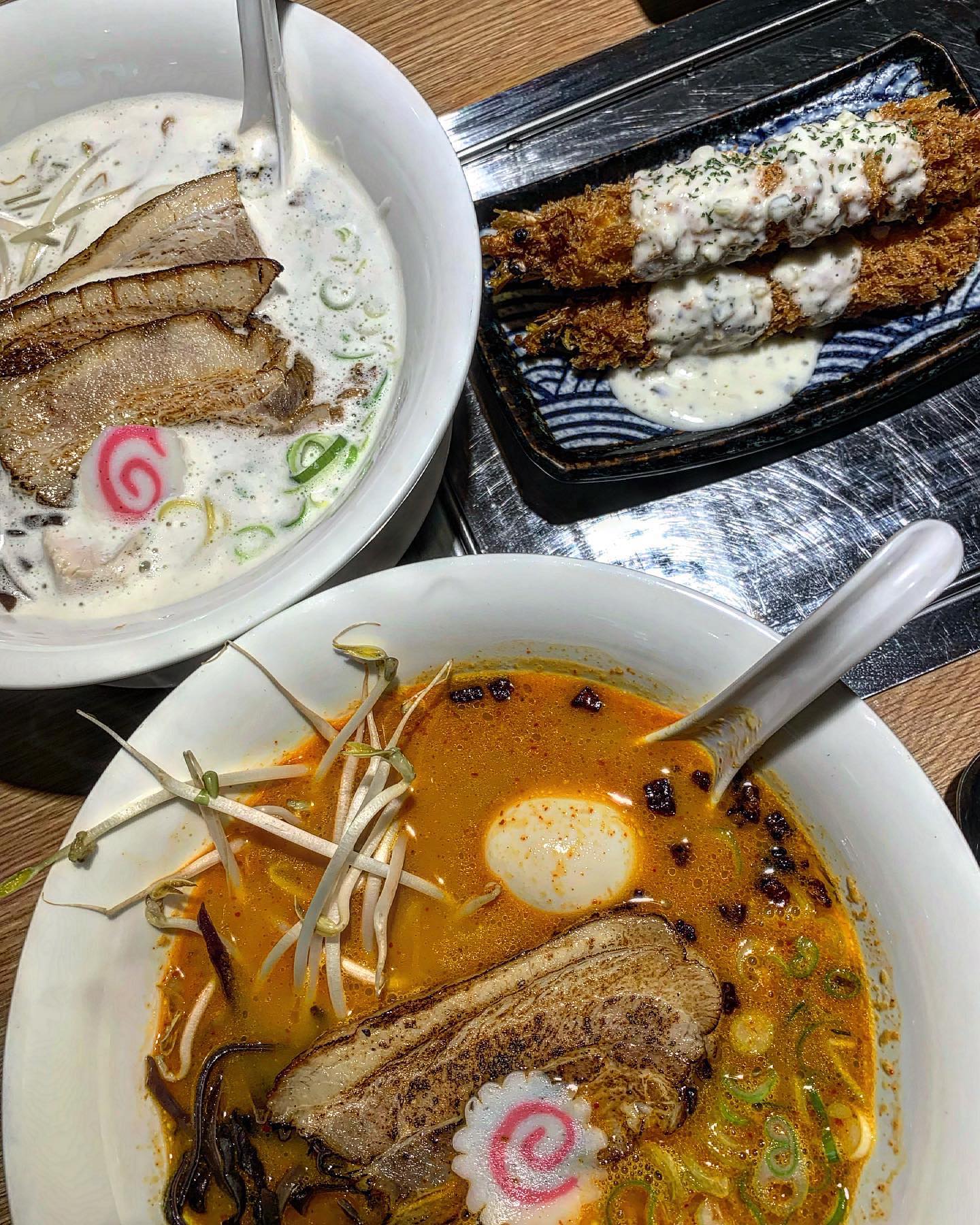 #산미태 #산미태순천점 

✔️빨간맛 (카라토리돈코츠라멘)
✔️하얀맛 (토리돈코츠라멘)
✔️새우튀김
✔️생맥500
✔️한입맥주

오늘은 순천맛집 일본라멘 산미태에
다녀왔습니다 !

프렌차이즈가 아닌 개인사업인 순천맛집 산미태 !
핫한곳이라 빠르게 다녀왔습니다 ㅎㅎ
아니나 다를까
만석이더라구요 사람들도 꾸준히 들어오고 ,, 👍

라멘만 먹기 아수워서
새우튀김 추가하고 차슈도 추가하고
신기하게 한입맥주가 있길래 시켜봤어요
맥주를 많이 못먹지만 먹고싶을때가 있거든요
그런 저같은 사람에게 딱 좋은 250ml 👍
이거 진짜 아이디어 대박 ㅜ

그리고 여긴 제가 먹어본 일본라멘 집들과는 다르게
닭차슈 , 돼지고기차슈가 같이 나오더라구요
항상 고기차슈만 본거같은뎀 ㅋㅋㅋㅋㅋ

하얀맛 라멘은 뭔가 비주얼상 뭔가 
우유 , 크림을 잔뜩 부어놓은 느낌 ! 뽀얀육수가 뽀인트 - !
하얀맛 라멘에는 차슈 추가했더니 두점을 더
얹어주셨어요

라멘 왤케 마싯나유
사람이 많은데는 다 이유가 있어요 그죵 ? ㅎㅎㅎ
면발도 뚝뚝 끊기는 느낌이 아닌
쫀득하고 탱글했어요
국물도 시원 ~~ 해서 해장용으로도 좋을 꺼 같아요

새우튀김도 완전 굿좝
머리부터 꼬리까지 완전 빠삭하니 🤤🤤
살도 도톰한게 완전 맥주안주라
저 한입맥주가 술술 들어가더라구요

12시간동안 직접우려낸 육수로 만드는 라멘과
맛있는 덮밥 !
순천에서만 먹을 수 있는 맛집이어라 ~ 😍

#일본라멘 #일본라멘맛집 #생맥주 #라멘 #라멘맛집