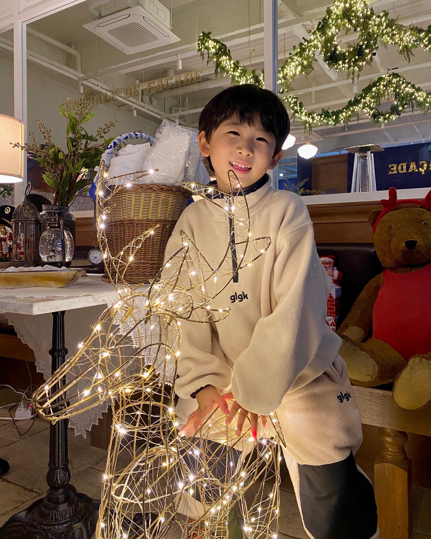 ෆ 

크리스마스 연휴 첫 날🎄⭐️
오전에는 독감 검사할때 달래느라고
약속했던 레고 사러 갔다가 집에서 완성하고
저녁 먹으러 예약했던 센트랄드파사드𖤐 

#센트랄드파사드 
#안산카페 
#안산브런치 
#맛은쏘쏘
#친절함은백점
#분위기맛집
#조명맛집 
#트리맛집🎄 
#크리스마스기록