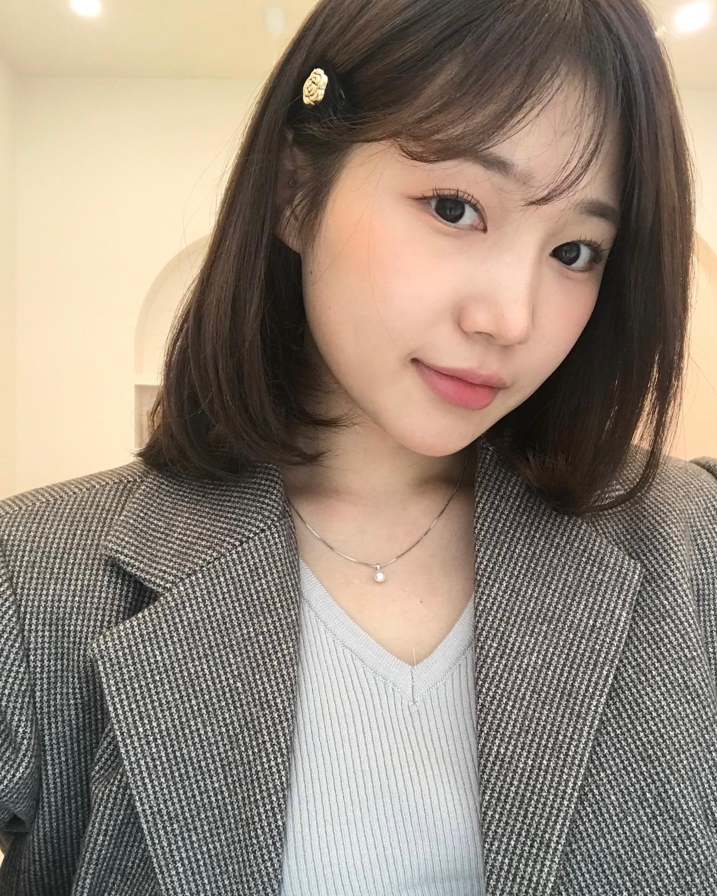 오랜만에 #셀스타그램 📸
오늘 사진의 포인트는 주얼리 맛집 algerve_official 의
데일리 실버목걸이랑 귀여운 헤어핀✨

#알제브 #주얼리쇼핑몰 #실버주얼리 #셀프스타일링 #머리핀 #머리핀추천 #헤어핀 #헤어핀코디 #머리핀스타일링 #귀걸이쇼핑몰