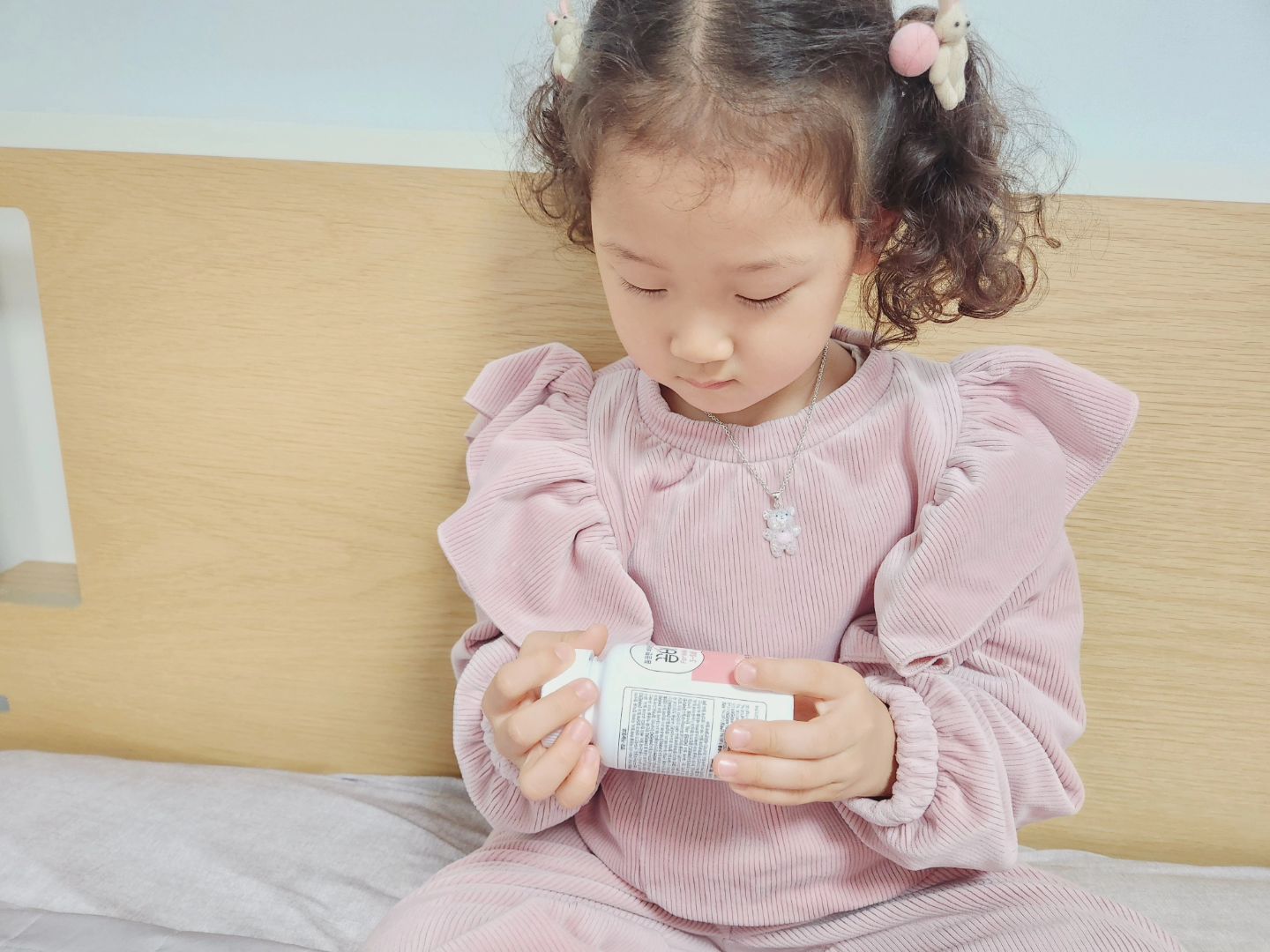 #협찬 

제일 좋아하는 꼼비 비타민 먹는시간!

어린이 비타민이라고 해도 연령에 따라 필요한 용량이 다르기 때문에 비타민 과잉섭취나 부족하지 않게 연령에 맞게 섭취해주는게 좋아요

꼼비 비타민은 아이들 생리적 발달 단계를 고려해 3-5세 아이에 맞게 비타민 & 미네랄 함량을 설계하여 개발되었고

엄격한 제조공정시스템(GMP)을 통해 생산되어 믿고 먹을수있어요

#천연종합비타민 #어린이종합비타민 #아기비타민 #키즈멀티비타민 #비타민b6 #어린이비타민C #어린이종합영양제 #유아비타민 #미네랄영양제 #어린이멀티비타민 #종합영양제 #어린이비타민 #멀티비타민 #아기멀티비타민 #유아영양제 #츄어블비타민 #츄어블어린이비타민