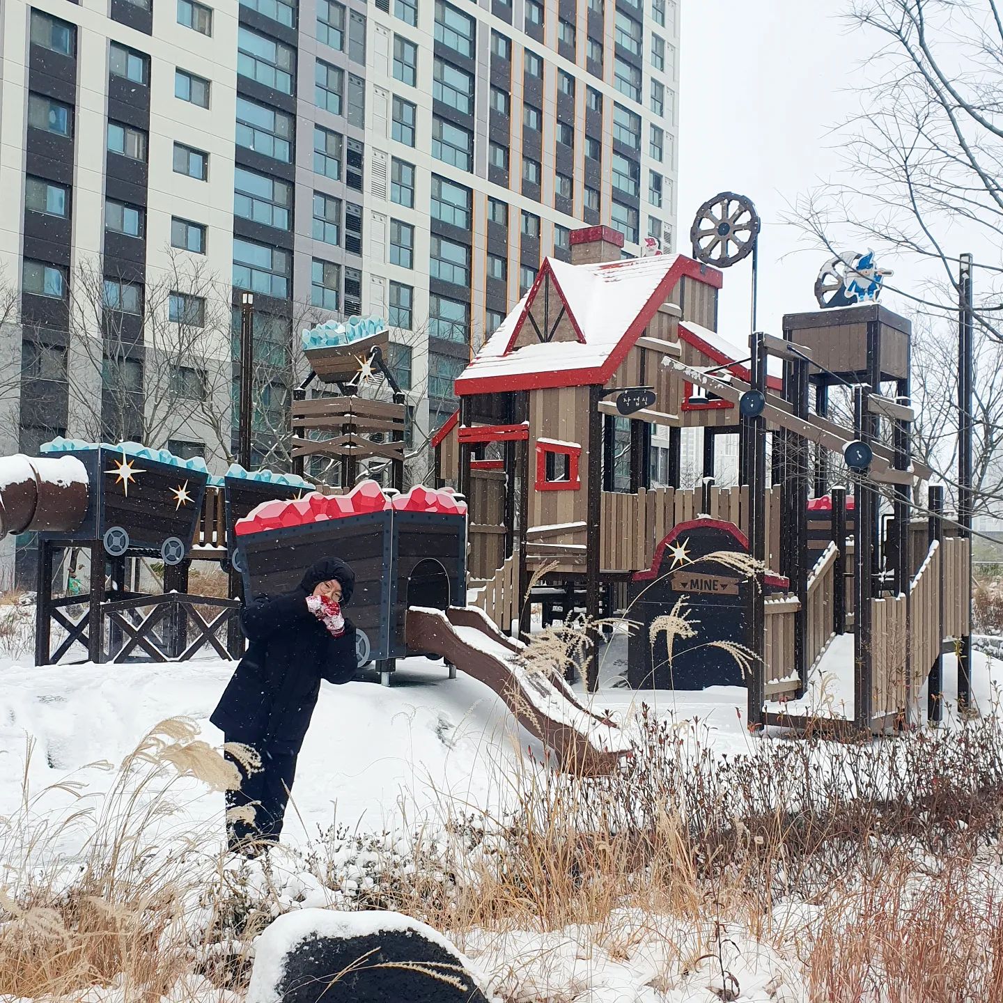 폭설 내리는 날❄️❄️❄️

눈오는 날은 무조건 눈놀이라며
밖으로 나가자는 딸과 함께
아파트 곳곳 누비며 눈싸움 하기 ㅋㅋ☃️

딸이랑 폴짝폴짝 뛰며 피 튀기는 눈싸움 ㅋㅋ
헉헉~ 금방 체력 고갈되어 
시간날 때마다 휴식 타임 요청 🤣
체력은 안되지만 그래도 동심으로 돌아가 
정말 신나게 잘 놀았당~^^

이 폭설에 기어코 서브웨이를 꼭 먹고 싶다는 딸 ㅜㅜ
동네 구경 겸 20~30분 걸어가서 맛있게 먹고 옴. ㅋㅋ

집에 오는 길...
휘몰아치는 눈바람에 난민된 듯 
처절하게 귀가 ㅜㅜ

역시 따뜻한 집이 좋다!
뜨끈하게 지지며 한숨 자기
오늘도 즐거웠어~딸♡♡♡ ㅋㅋ

#폭설 #눈싸움 #서브웨이를꼭먹었어야했니?#추억쌓기 #딸그램 #딸맘