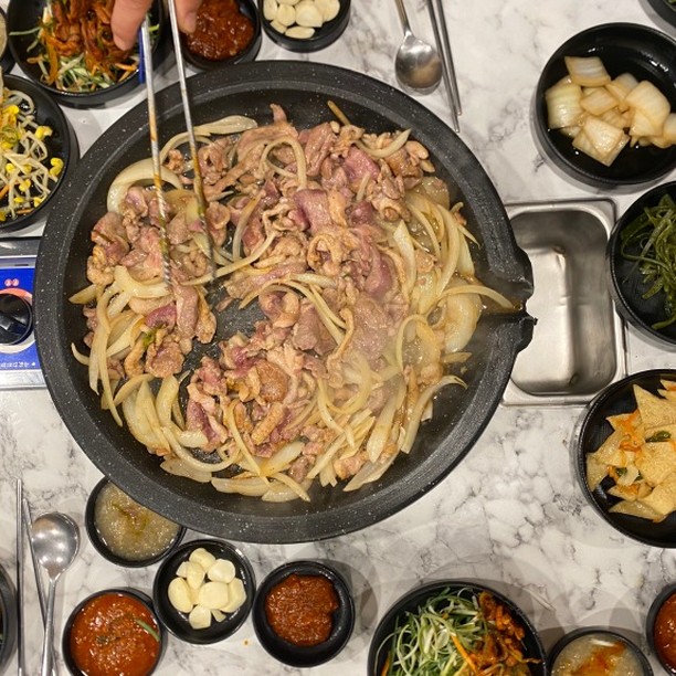 오리불고기가 생각나는 날이 있잖아?
오리고기를 싸게 먹을 수 있는 
가게가 있다? 그게 바로 오늘이야!!

오리고기 특유의 잡내 하나도 안나고
너무 맛있어서 계속 오고 싶은 오리고기집!!

오리불고기, 생오리, 주물럭 오리한방소스가 다 들어가는데 너무 맛있어서 거부감이 안드는 이 곳!!

한 번 맛본 이상 한 번만 올 순 없고
지인, 친구, 회사사람들과 함께 와서
먹으면서 오리고기를 맛보고 싶은 집

👉 오리불고기 600g : 32,000원
👉 추가시 한마리 : 22,000원
👉 반마리 : 16,000원
👉 볶음밥 : 3,000원/5,000원

#광고 #오리덕애 #오리불고기 #오리고기맛집 #오리고깃집 #오리집 #여수맛집 #먹스타그램 #여수맛집 #여수맛집추천
