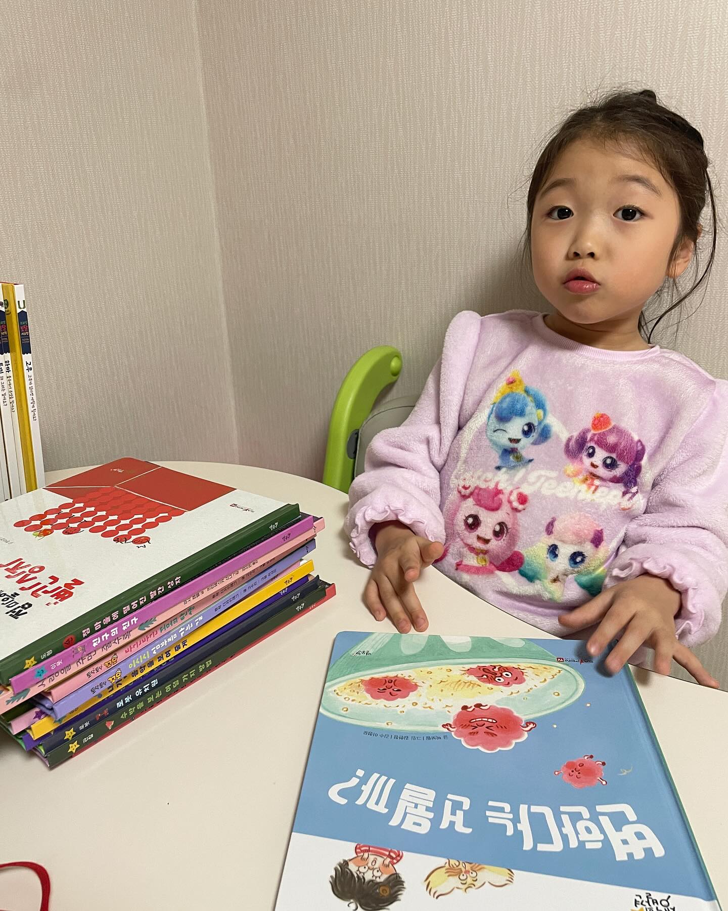 우리아이 창의융합도서, 
이번시간에 만나본 도스는 변한다는건 뭘까?

물질의 상태변화와 관련된 이야기를 다루고있던책! 첫 머릿그림에는 분자일까? 하는생각을 했었는데! ㅎ 역시나 

고체-액체- 기체에 관한 이야기도 담고 있고, 
생태계의 순환에 대한 이야기도 다루고 있었던 융합도서! 
단순히 창작도서처럼 보였지만 그 속에는 정말 많은 정보를 담고 있어 다회독이 필수인 생각의발견 그림책이다!

예비초등학생에겐 찐 추천!!

#지식발견유아그림책 #신간지식그림책 #별똥별, #창의융합지식그림책, #생각의발견시리즈 , #별똥별서포터즈, #별똥별27기

#생각의발견 #지식그림책 #지식정보책 #창작동화 #지식그림책추천
#별똥별신간 #창작동화추천 #최재천감수 #세이펜지식그림책 #세이펜호환 #별똥별 #도서출판별똥별 #재밌어야책이다