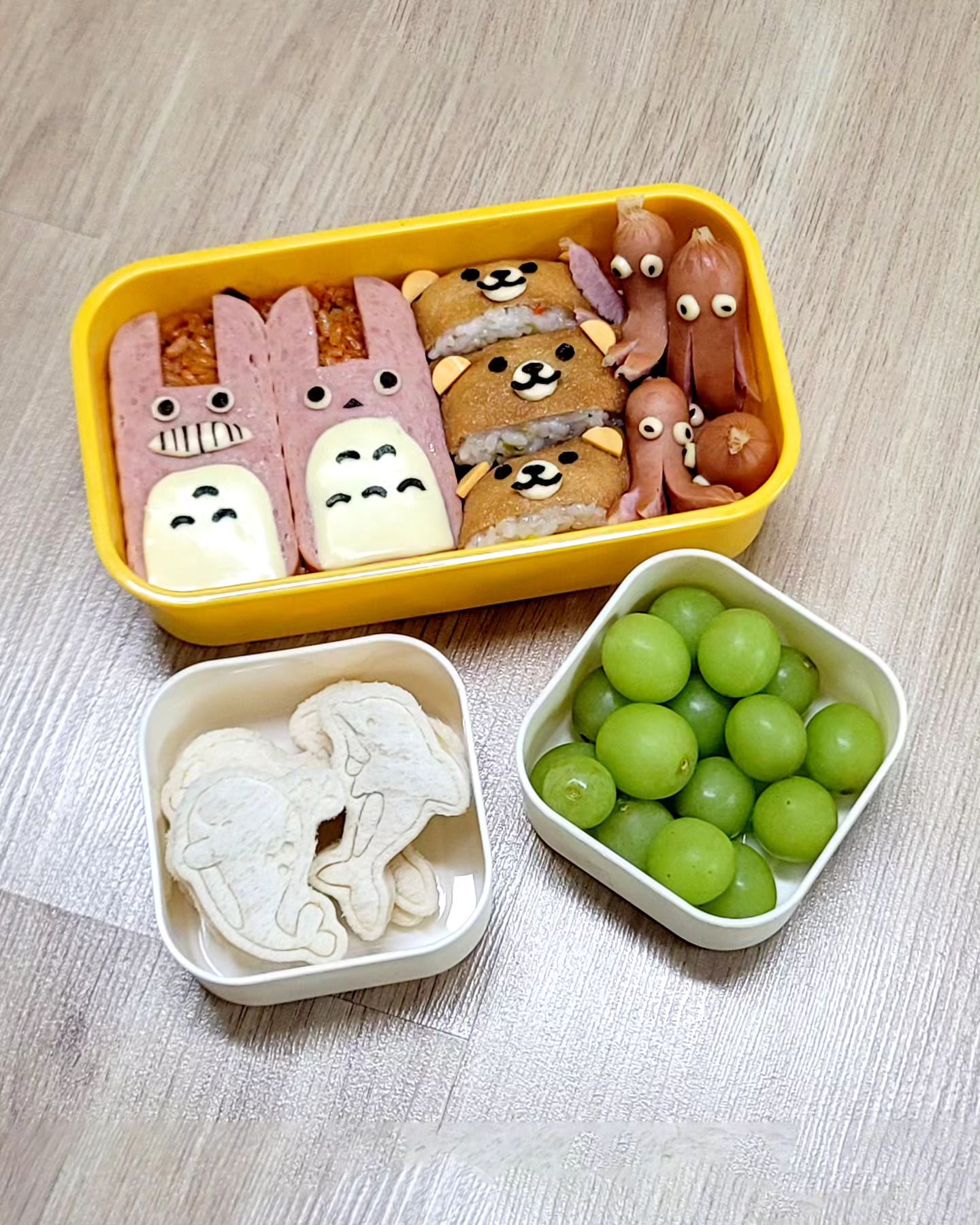 헛... 눈떴는데 7시 10분 실화냐며 !! ㅜㅜ

오늘 꼬맹이 현장체험날 도시락 챙겨 가는날 
#현장체험학습 가도 점심은 급식이였는데
오늘은 거리도 있고 시간도 길어서 도시락지참 
아 .. 오랜만이라 방심했는가 보다 😱😭
#현장체험학습도시락 올해는 급 #김볶밥 주문 
정신없이 후다닥 꼬맹이가 그모습 보며
바쁜 나 대신 #사진작가 모드로 #찰칵
어째꺼나 잘 보냈다 꼬맹이 많이 컸네 웃김 !!
아마두 뚜껑열면 죄다 따로 따로 일듯 싶지만...
#학교지각할뻔 #지각아닌게어디야 그칭?
잼나게 놀고와라 기대중이던 체험날 
주방 초토화 시키기 ... 나름 뒤처리 잘해준 신랑님 ㅋㅋㅋ

#엄마표도시락 #리락쿠마유부초밥 #오징어소세지 
#김치볶음밥 #스팸토토로도시락 #고래식빵 
#애플포도 아삭아삭 sweetfruit_suseong 
맛있다길랭 이번엔 도시락에 쏘옥