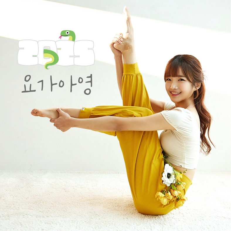 2024년 한 해 동안 정말 많은 사랑을 받으며, 2025년의 새로운 시작을 맞이했습니다. 설레는 도전들로 가득한 요즘, 여러분께 특별한 선물을 드리고 싶어 [2025 요가아영 캘린더]를 준비했어요. ✨

여러분의 응원 덕분에 제가 만들어낼 수 있었던 굿즈, 늘 함께해 주시는 요블리들 덕분에 이번엔 매일매일 요가로운 에너지를 전할 수 있는 캘린더를 만들어보았어요.

이 캘린더에는
제 요가 여정의 아름다운 장면들이 담겨 있어요. 매달 다른 에너지를 가진 사진들이 여러분의 일상을 환하게 비추길 바라며 넘길 때마다 작은 기쁨과 행복이 스며들기를 바라는 마음으로 준비하였습니다

💡 TIP:
캘린더에 요가 목표나 명상을 기록하며 여러분의 여정을 기록해 보세요. 매달 다른 에너지를 담은 사진과 함께 작은 변화를 느끼실 수 있을 거예요!

제품 정보
📐 사이즈: 32cm × 49cm × 13장
📖 제본: 벽걸이 스프링
💰 가격: 32,000원 (택배비 포함)

신청 방법 (~1/10일까지 신청 받습니다)
1️⃣ [3333121545601 카카오뱅크: 신아영] 계좌로 금액 입금
2️⃣ 입금 후 성함, 연락처, 주소를 DM으로 보내주세요.
3️⃣ 1월 20일부터 순차적으로 택배 발송됩니다.

🕊️ 주문 전 확인해주세요!
* 입금 확인 후 DM으로 정확한 정보를 보내주셔야 주문이 완료됩니다.
• 한정 수량으로 조기 마감될 수 있으니 서두르세요!
• 배송은 1월 20일부터 순차적으로 진행되며, 설레는 마음으로 기다려주세요.

여러분의 일상이 이 캘린더와 함께 더욱 빛나길 바라며
매일의 순간을 조금 더 특별하게, 조금 더 요가롭게 채워가세요. 💛 
한정 수량으로 제작되었으니 놓치지 마세요!