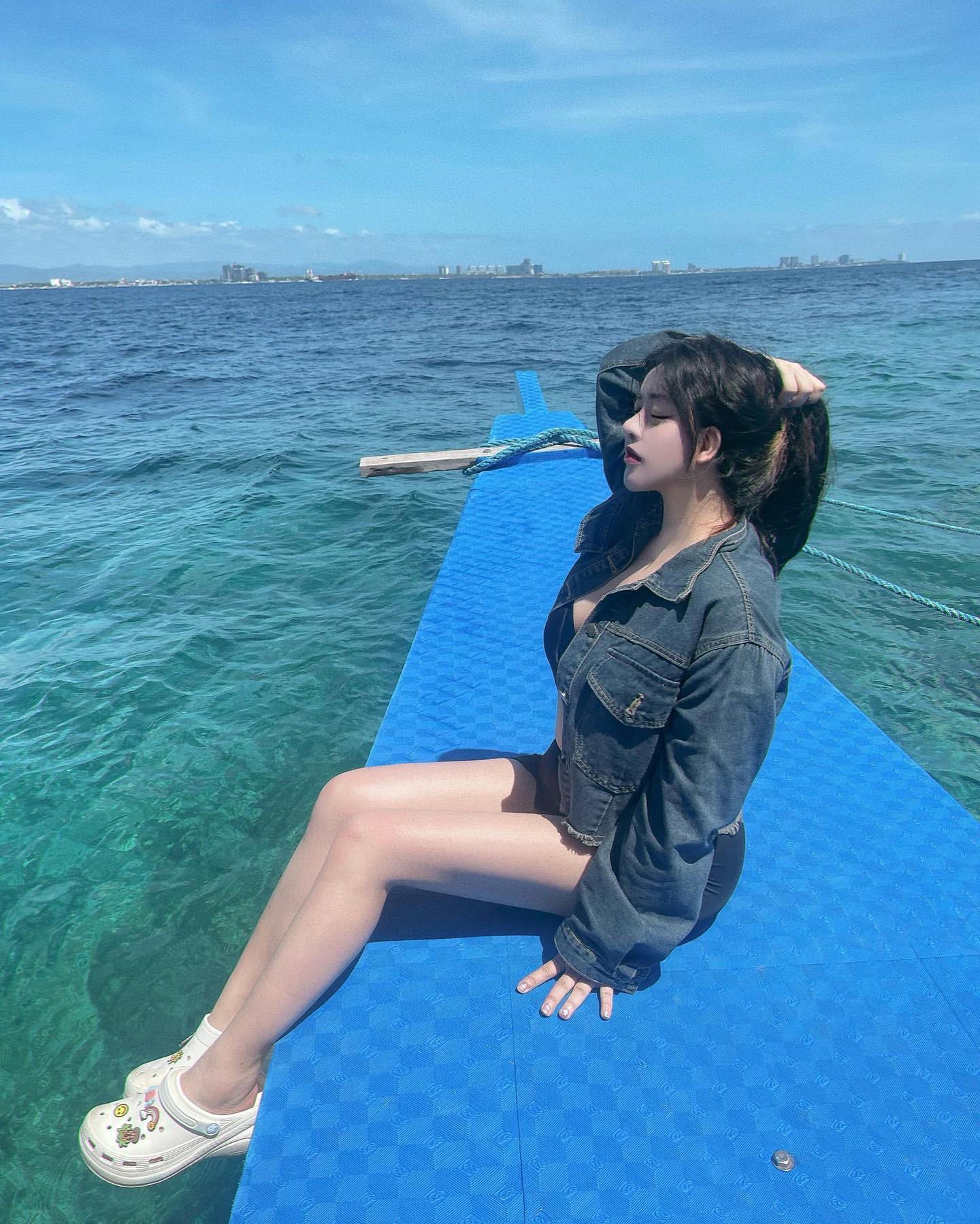 👙👚lazybee.official 
새로운 취미가 생겼다
어제는 여기서 영상이나 사진 찍을 겨를도 없이
수영이랑 스노쿨링 배웠는데 오늘 하루만에 수영이랑 잠수 다 했음 
아플까봐 무서웠던 다이빙까지 ✔️☑️
구명조끼 입고 물에 배영으로 떠있기만 할 줄 아는 일명 맥주병이 
조금전까지 구명조끼없이 깊은 바다 수영 및 잠수 다 했음🥰
바다 깊어서 잠시 뇌절(사전용어) 왔는데 무서우면 바다 입수 안된대서
바로 바다로 날아버린게 관건 ..🐥🐣🕊️
앞으로 계속 해야징  내 빠른 습득력..🥲
손하트는 어디서 본게 있어가디구🤭 내 마음이에여 🫶🏻 

#살았다 #생존기 #snorkeling #스노쿨링 #잠수 #다이빙 #바다 #인스타일기 #만21세 #목표 #스쿠버다이빙 #프리다이빙 #수족관인어