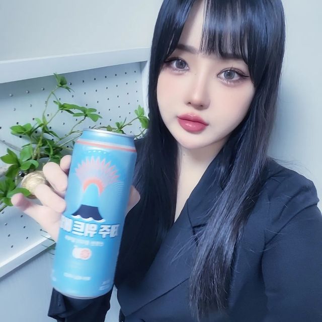 mk on Instagram: "⠀ #제주위트에일 #제주맥주 #위트있는제철단 #합성향료없는맥주 #어글리어스 ⠀ 제주산 햇 감귤피🍊를 사용해서 그런지 너무 상큼하고 내맘에 쏙 드는 맥주를 발견~♡ 합성