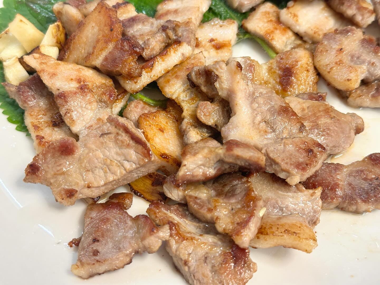 #광고

요즘 밖에서 외식하기 많이 부담스럽잖아요!😳
오르는 건 내 급여 빼고 싹 다..🥲

요즘 정말 많이 해먹는 게 돼지고기인데요~💗
잡내 없이 쫄깃하고 너무 맛있게 먹을 수 있는 으뜸한돈 브랜드의 돼지고기 데려왔어요!👍

왠만한 맛집 저리가라 할 정도로 너무 맛있게 먹었는데, 먹다보니까 너무 맛있어서 가족들과 함께 2팩 싹~ 먹어버렸지 뭐에요?😎
12월 네이버 홀리데이 선물대첩에서도 만나볼 수 있는데 이건 못참지..🤤

쫄깃 담백 신선함까지 다 챙겨준 고기라서 굿굿!🎵
선물용으로도 너무 좋을것 같다는 생각이에요🥰

#삼겹살구이 #목살구이 #집밥추천 #돼지고기 #돼지고기추천 #연말홈파티음식 #돼지고기요리 #명절선물 #명절선물세트 #연말파티