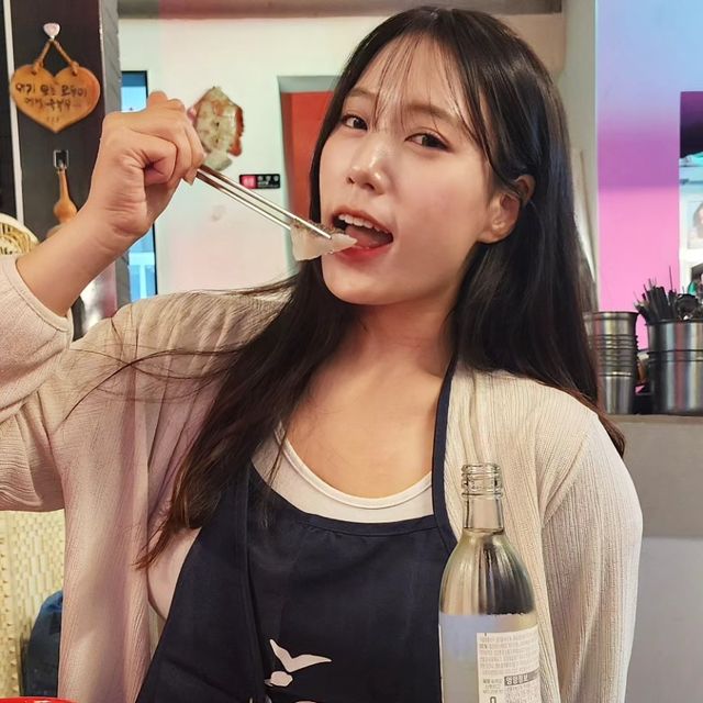 @rime_review on Instagram: "[마포 오늘은 내가 쏜다 ] #협찬 마포구 빌딩 숲속, 수조에서 활어를 잡아 바로 손질해 신선하게 즐길 수 있는 횟집. 생선비린내 안묻히고 신선하고 찰진 활어회를 분위