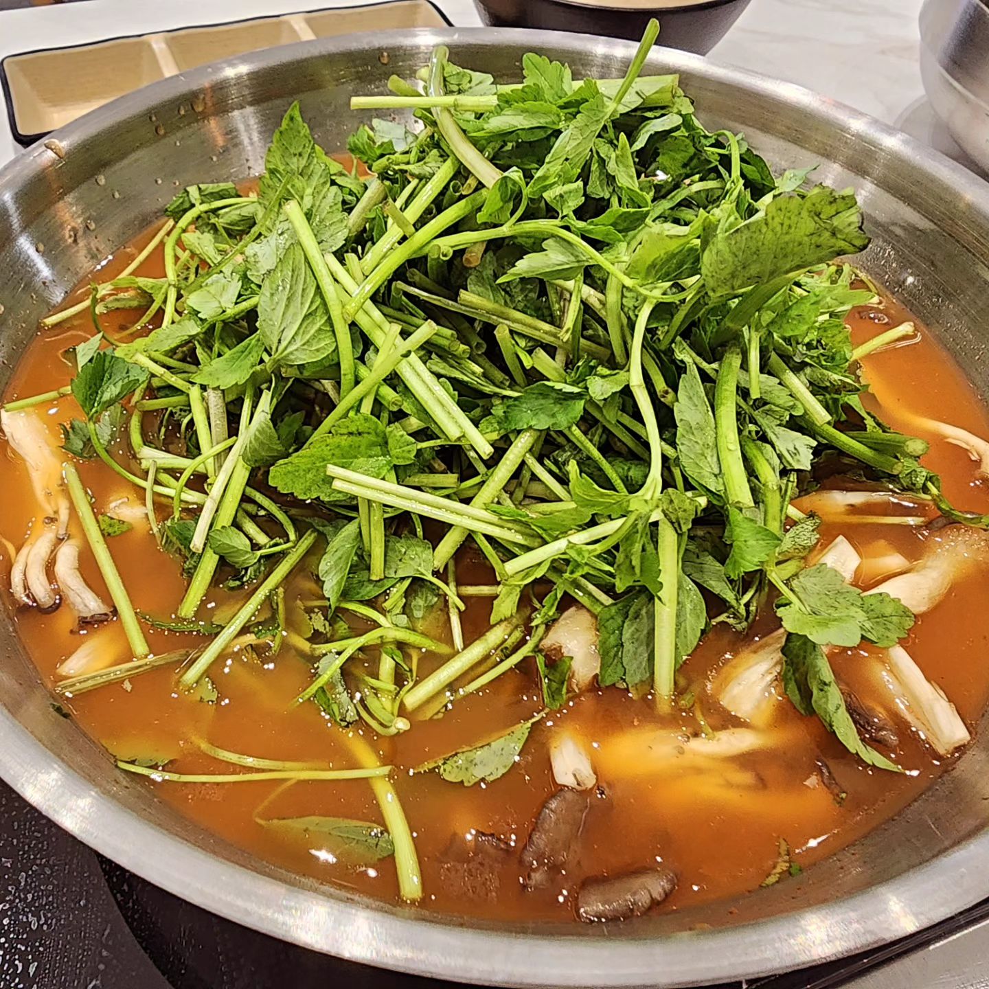 #창원맛집추천 #창원샤브샤브  #창원중동맛집 
.
#어반브릭스 에 새로 생긴 창원 중동점 #리리샤브 🫶🏻
1인 식사도 가능하고 인테리어도 깔끔😍
재료 신선은 기본이고 맛도 최고💕
소스도 3가지 종류가 있는데
(간장+와사비,렌치,된장) 취향대로 골라골라~
육수는 진(사골),미(멸치),진얼큰(약간칼칼) 3가지😆 
저는 칼칼한거 좋아해서 진얼큰 강추❗️
.
#리뷰이벤트 진행중이시고 참여하면 음료 무료 😗💕
.
♥︎오픈시간: AM. 11:00~PM. 9:00
♥︎브레이크 타임/라스트 오더 타임 : PM. 15:00~17:00 / PM.8:30
♥︎위치 : 창원 중동 어반브릭스 3층(중앙 엘베 근처)