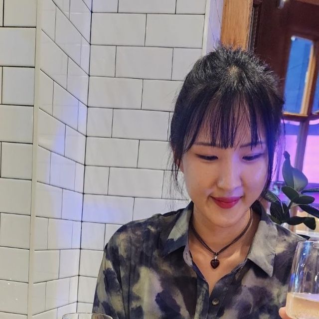최규리 on Instagram: "#협찬 #광고 예진이랑 오랜만에 #가로수길 #🌲 다양하고 고급진 #에그타르트 유명한 #나따오비까 다녀왔어요. 스물, 서울에서 우리끼리 놀아보지 못해서 모든 게
