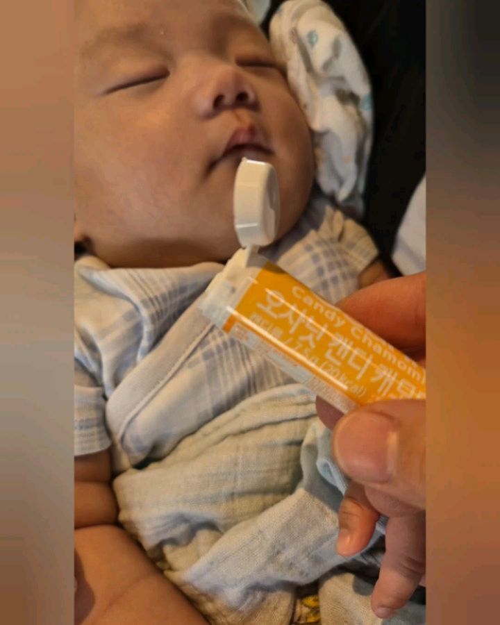 #협찬 👶🏻

우리아기가 요즘들어 침을 흘리기 시작하더라구요
이가 날려고 하는지 입을 오물오물 ㅎㅎ
이유 모를 찡찡거림이 잦아져서 
오사닛 캔디 구매해봤어요💕

립밤정도 사이즈라 휴대하기 편하고 위생적이에요
쿨링효과가 좋은 제품이라 
원더윅스시기 아기가 울며 보챌때도 
요거 하나 입에 넣어주면 냠냠 괜찮아지더라구요

독일 직수입 제품으로 
99.8% 자일리톨 성분으로 안전하게 사용가능하구요
저도 먹어봤는데 자일리톨캔디 딱 그맛이네요😋

오사닛 오리지날 캔디는 무향이고
캐모마일 및 엘더베리 제품에는 
자연유래 성분이 가미되어있아요
모두 당 0% 무설탕이라 안심♡

직경 1.5mm의 아주 작은 알갱이로 목에 넘어가도 안전하고, 
2~3분 후면 완전히 입안에서 녹기때문에 걱정없어요
4개월이면 유치가 나기 시작하는 시기이기 때문에 
아기백일선물 좋을것같아요!

-
온라인으로는 쿠팡 로켓배송으로 구매가능하구요
네이버 쇼핑검색 시 [공식] 수입처에서 판매하고 있어서
믿을 수 있어요🙌🏻

#오사닛 #오사닛캔디 #원더윅스 #치발기 #아기백일선물
