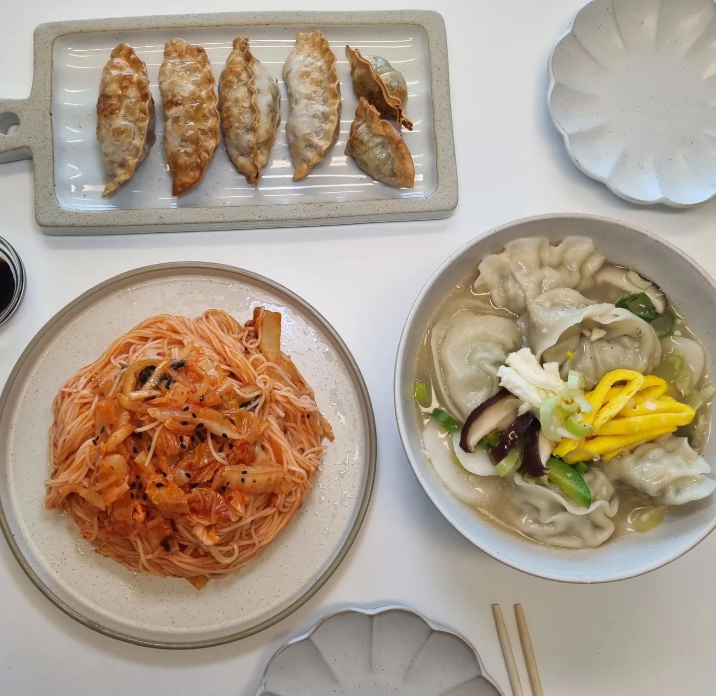 #제품협찬  #오뚜기 X.O. 

쌀쌀한요즘  만두국 오또세요~ ❄️
속 꽉찬 만두🥟🥟 

고기듬뿍 손만두& 장단콩 물만두
속도 꽉찼지만 
만두국으로 끓여봤는데 
터지지도 않고 피가 찰진게 
식감이 너무 좋았어요 

✔️ X.O.교자 새우&홍게살

 🦐풍부한 돼지고기와 큼직한 새우, 홍게살, 홍게맛살까지 듬뿍 넣어 탱탱한  식감 UP!

🦀만두피에서 글루텐 함량을 줄여 구웠을 때 더욱 바삭하고 부드러운 맛!

✔️X.O.장단콩 물만두 고기

🥟  파주 특산물 ‘장단콩’으로 만든 두부로 더욱 담백하게!

🥟큼지막한 크기로 다양한 국물요리와 찰떡!

✔️  X.O.수제 손만두 고기듬뿍

🌾 쌀가루 첨가로 더욱 쫄깃하고 퍼지지 않아 국물요리에 딱!

#제품협찬 #냉동만두 #냉동만두추천 #만두 #만두추천 #XO만두 #김태희만두 #꽉찬만두 #오뚜기만두 #오뚜기XO만두 #고기만두 #군만두 #물만두 #손만두 #새우만두 #홍게살만두 #먹스타환영 #먹스타그램 #요리스타그램 #푸드스타그램 #혼술안주 #홈술안주 #야식메뉴추천 #간편식추천