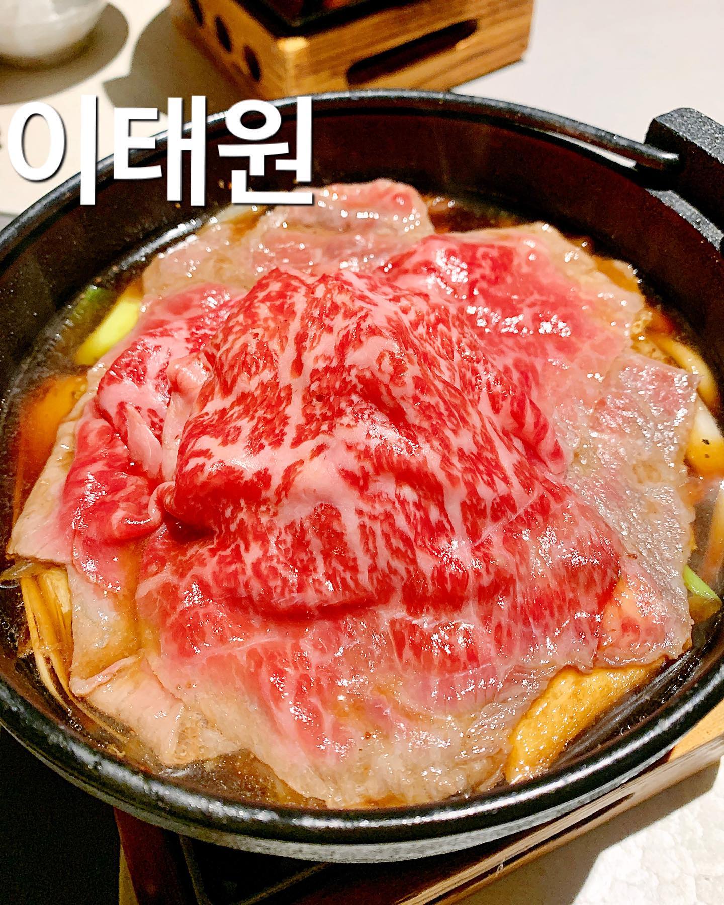 #타카 #이태원 #몬드리안호텔 
힙하기로 유병한 몬드리안 호텔 1층에 위치한 스키야키 코스 전문점 ‘타카’ (TAKA). 외관부터 깔끔하고 고급스럽다. 내부가 크지 않아서 예약 필수.
전에 왔다가 너무 만족해서 재방문 ! 믿고 먹는 ‘갓포아키’ 에서 운영하는 곳이니 맛있을 수 밖에 >_<

런치/디너 모두 코스만 운영한다.
ㅇ Lunch (75.0)
ㅇ Dinner (165.0) - 계절 기본 코스 or 고기 더블 코스

고기더블은 계절 기본보다 해산물 에피타이저 2가지가 덜 나오고 고기를 더블로 준다. (한 테이블에선 코스 통일 해야 한다고함)

| #고기더블코스 (165.0) |
1. 대게살 초밥• 한우 육회 김말이• 고등어 크레페
2. 제철 모듬회 3종 (도미& 우니& 아귀간 소스• 참다랑어& 김 소스• 방어& 마늘 후레이크)
3. 복어와 전복 가라아게
4. 금태 구이& 미나리& 금태뼈 액기스 소스
5. 제주 돌문어 덴뿌라& 트러플& 베샤멜 소스
6. 생강 솥밥
7. 1++ 한우 채끝등심 관동풍 스키야키 (고기더블은 우동& 실곤약 둘다 들어감)
8. 추가 고기
9. 제주 말차 빙수& 무설탕 얼그레이 크림

_

코스 구성 하나하나 다 넘 맛나고 예쁘고, 특히 스키야키는 국내에서 손꼽히게 맛있는 곳 중 하나라 너무 좋아하는 곳.
식당 자체도 호텔 안에 있다보니 깔끔하고 서비스도 좋고 여러모로 만족스러워서 추천하는 곳
.
.
#밥블_이태원 #밥블_오마카세코스 
​
