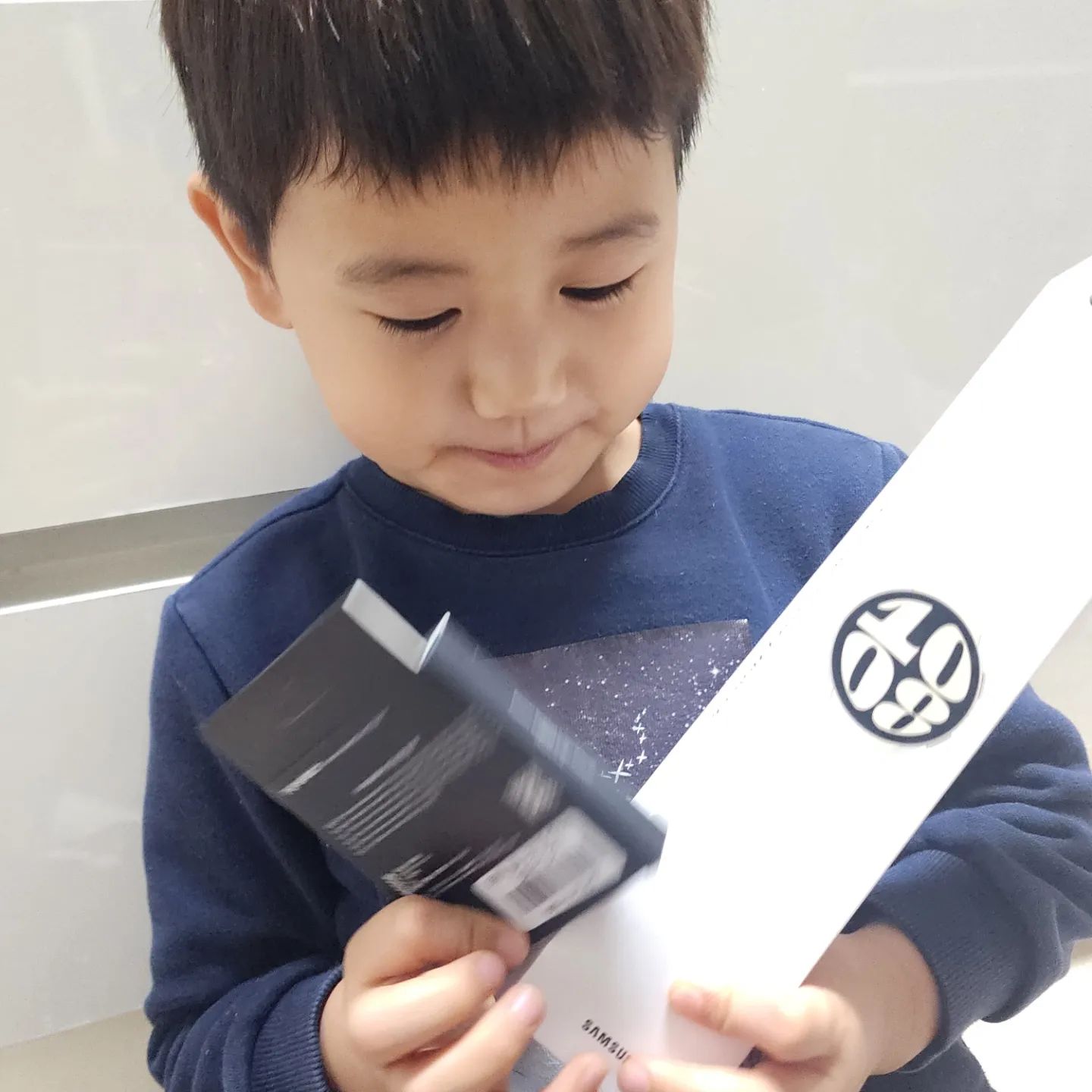 왜 니가 더 신나?

중딩되면 아이폰 써야하고 애플워치 써야할...것 같았는데
(분명 내 주변 중딩들은 다 애플이던데😅)
예비중딩은 삼성매니아 였던가👍

아빠가 쓰던 노트폰 계속 쓸거라면서 덕분에 워치도 갤럭시6 로

아빠는 4. 엄마는 5. 자기는 6 라면서 으스대는거보니 
귀엽기도 하다🤗
그나저나 주인은 가만히 있는데 객이 신나서 사진 찍어달라네?

엄마가 분명 아이폰 +  애플워치 사준댔는데 네가 필요없다고 했다!
피드에 기록해 놔야지😝
이러다가 갤럭시북 사 달라는거 아닌가 몰라 🫠
.
.
.
#갤럭시워치6 #삼성매니아