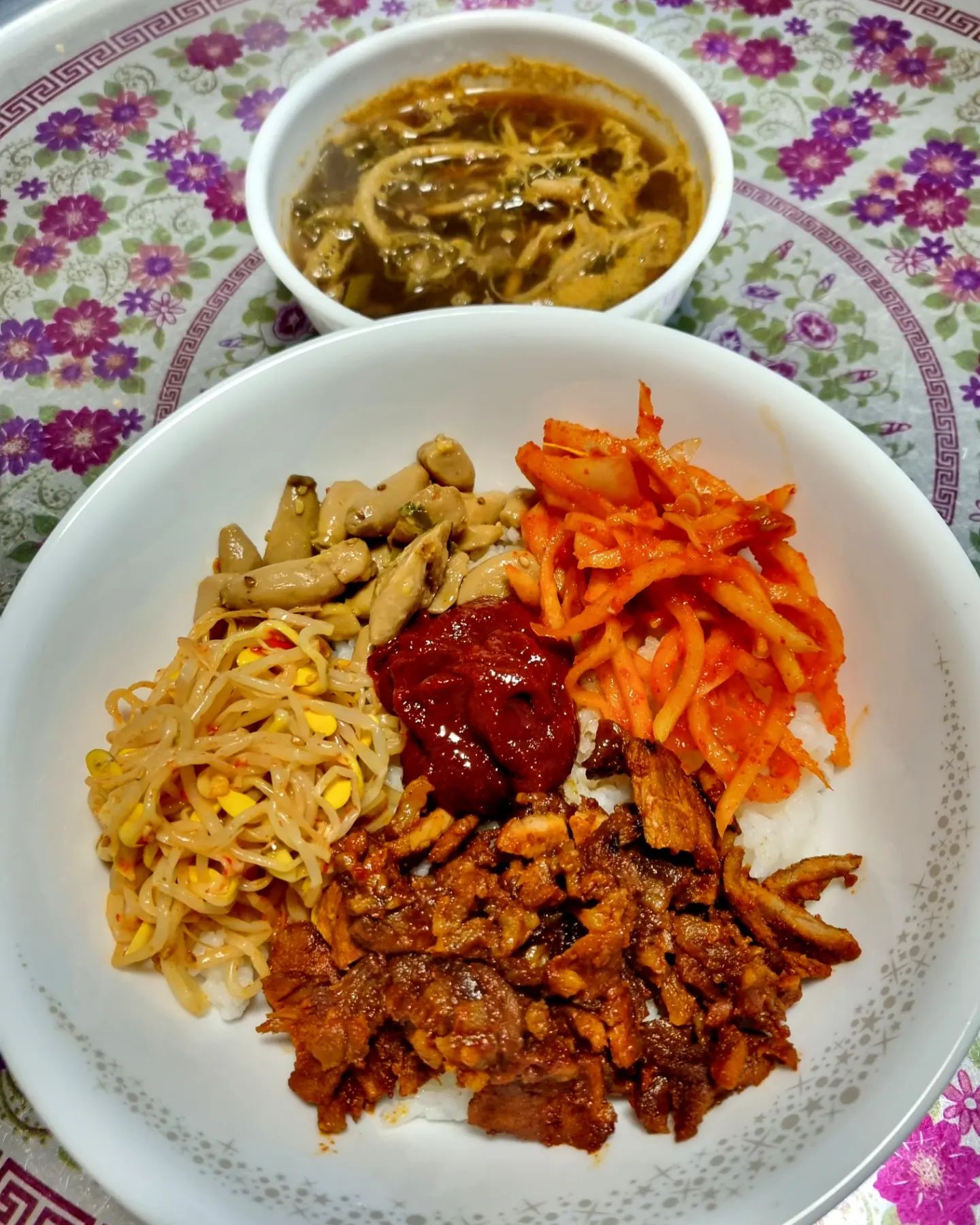 .
.
#제육비빔밥
#냉이된장국 
#비빔밥

진짜 냉장고 털어서 비빔밥 ㅎ
담주에 제주도 가야해서
냉장고 비우는중ㅎ
남은제육 볶아서 썰어주고
남은 반찬들 다올려서
고추장 참기름 넣고 쓱쓱
비벼서 ㅎㅎ뻑뻑하게 한입먹고
냉이된장국으로 쏴악 뚤어주면
이거디 이거디👍👍👍👍

#냉장고털이#냉털비빔밥 #아침밥
#냉이국#냉이#된장국#토요일
#수원맛집#제주도맛집#재희포차
#언능제주도가고싶다
#제주도#가야지