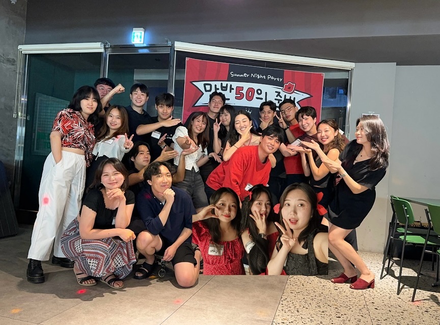 🌹 평생 기억에 남을 소중한 추억, “만반 50의 준비” 파티🌹

내가 좋아하는 사람들, 만나고 싶은 멋지고 따뜻한 좋은 사람들과 함께한 2024년 대규모 생일파티 !! ✨ 왜 이런 파티를 하냐는 질문을 진짜 많이 받았는데 “좋은 사람들을 한자리에 모아서 소개”해주고 싶기도 했고, “나의 버킷리스트”이기도 했기 때문이다. 지금이 아니면 또 언제 이렇게 다같이 모이는 자리를 마련해보겠냐고 (Now or Never 사서 고생하는 편)〰️⭐️

처음에는 이렇게 많이 모일줄 모르고 20-30명 정도로 가볍게 생각하고 시작한 프로젝트였는데 어쩌다보니 일이 커져서 약 60명의 사람들이 참석하게 되었다..! (심지어 이 행사를 위해 부산에서 와준 친구들도 있었움!!🥹) 

토요일 저녁이라는 황금같은 시간에 귀한 발걸음들을 해주는게 고마워서 며칠에 걸쳐 한명 한명을 위한 손편지도 준비했다. 내가 왜 그 사람을 좋아하는지, 개개인의 매력을 적어주었는데 나의 진심을 담아 사람들마다 다 다르게 쓰느라 꽤 오랜 시간이 걸렸다.

혼자 주최한 파티는 처음이었던지라 기획부터 운영까지 쉬운게 하나도 없었던 것 같다. 신청서 만들기, 파티룸 예약하기, 음식/술/파티용품 주문하기, 자리 배치, 포스터 제작, 포토존 기획, 초대장 생성, PPT 제작, 웰컴드링크 선정 등등 큰 일부터 잔잔바리 일들까지.. 생각해야할게 이만저만이 아니었다. 그럼에도 불구하고 내가 끝까지 할 수 있었던 건 자신의 일처럼 함께 고민하고 컨셉 & 드레스코드 & 준비물 등등 함께 기획해준 친구/지인들이 있었기 때문인 것 같다 🫶🏻✨
(진짜 너무너무 감사합니다🙇🏻‍♀️)

운영은 나의 부산 친구들과 남자친구, 학교 후배들이 함께 열심히 도와주었다.💗 이 행사를 위해 전날부터 부산에서 올라와준 친구들, 퇴근하고 함께 준비물 구매도 하고 운반도 해준 남자친구, 당일에 열심히 케어하느라 파티룸 직원인줄 오해받은 후배들까지…진짜 감사한 사람들이 많다❤️ 행사 준비로 새벽까지 힘들었을텐데 내가 아니었으면 이런 기회가 없었을거라며 오히려 너무 즐거웠고 고마웠다고 말해주는 친구들 덕분에 감동이었다 (난 진짜 복받았다!! 얘드라 고마웡🥹) 그리고 당일에 일찍와서 도와준 사람들, 중간중간 정리할 때 도와준 사람들, 마치고 남아서 도와준 사람들도 모두모두 고마웠어유•• 💘

스스로 준비했던 첫 대규모 파티였던지라 쉽지 않았고, 그래서 돌이켜보면 부족하고 아쉬운점도 많았던 것 같다. 다같이 잘 즐겨준 약 60명의 사람들에게 그저 감사할 따름..🫶🏻 

이것저것 열심히 준비하느라 몸살이 나버릴 정도로 힘들었지만 그래도 진짜 해보길 잘했다는 파티였다‼️누군가 이런 파티를 준비한다고 하면 단단히 각오하고 시작하라 할 듯 ㅋㅋㅋㅋ💗

함께라서 너무너무 재밌었고 행복했습니다✨
참여해주신분들 모두 2024 청춘의 한페이지가 되어주셔서 감사합니다 🌹
다음 생일파티 행사는 아마도 약 30살에 골져스한 생일파티로 진행할게요~ (우아한 모드로다가 ^^7🍷😘)

장소 : 아일랜드 이너프 파티룸 강남점
#생일파티 #대규모생일파티 #birthdayparty