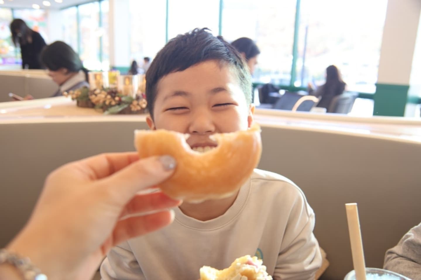 #광고
11월 15일부터 12월 5일까지 진행되며
스타일 도넛 챌린지
​
크리스피크림 도넛과 함께하는 
즐거운 순간을 SNS에 공유하면 된답니다. 
선정된 1,937명에게는 스윗한 선물까지!
​
챌린지 참여방법
크리스피크림 도넛을 활용하여 스마일을 만들고
(매장에 판매하는 모든 제품 참여 가능)
내가 만든 스마일 도넛과 함게
#스마일도넛챌린지 #스도챌 #
크리스피크림도넛 해시태그 와
크리스피크림도넛 공식 인스타그램 계정 krispykremekr 태그 
본인 인스타그램에 업로드하면 
참여 완료 랍니다. :)
너무 쉽죠!

이벤트 경품 
1등 (1명) 
실물 도넛 사이즈의 24K 골드 글레이즈드(20돈)
2등 (2명)
 시그니엘 서울 그랜드 디럭스 룸 숙박권(1박)
3등 (80명)
 오리지널 글레이즈드 하프더즌 모바일 교환권
4등 (1854명) 
오리저널 글레이즈드 1개 모바일 교환권

너무 풍성하니 
지금 당장 고고고! 
나도 황금 도넛 가지고 싶드아

krispykremekr

#스마일도넛챌린지 #스도챌 #크리스피크림도넛