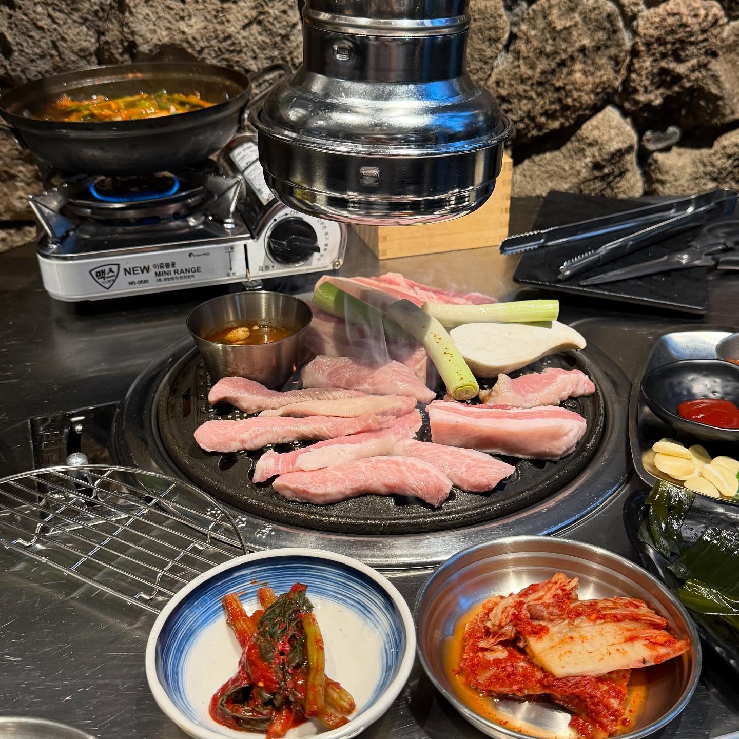 삼송에서 찐 제주 감성을 느끼고 싶다면 #정반합삼송점 #협찬 #리뷰노트

*주문한 메뉴*
제주 흑돼지 삼겹살 180g 18,000원*2
항정살 160g 17,000원
돼지꼬랑지 양념 (네이버 리뷰 이벤트)

동치미 냉면 7,500원 / 사이다 2,000원

쫀득한 제주 흑돼지가 먹고 싶어서 방문했던 정반합 삼송점☺️가게에 들어가자마자 제주 감성이 물~씬 풍겨서 만족스러웠던🫶🏻

고기 퀄리티는 말해 모해!! 쫀득거리는 식감의 흑돼지 삼겹살과, 슥슥거리는 식감의 항정살이 너무너무 맛있었다😙
네이버 리뷰 이벤트로 제공되는 돼지 꼬랑지 양념도 먹어봤는데,,,이것도 완전 필수로 먹어야하는 맛! 평소에도 돼지꼬리 좋아하는데 새로운 돼지꼬리 맛집을 찾아서 너무 좋았다😭다음번엔 주문해서 더 많이 많이 먹어야지😋😋

제주 흑돼지를 이렇게나 가성비 좋게 먹을 수 있다는게 놀라웠던 정반합! 흑돼지 먹고싶으면 생각나는 가게 1순위가 될 듯하다 :) 

주차가능- 상가 건물 내 2시간 무료
위치- 경기 고양시 덕양구 동송로 33 상가동 1-094호

#삼송맛집 #삼송돼지고기맛집 #삼송흑돼지 #삼송흑돼지맛집 #고양스타필드맛집 #삼송흑돼지삼겹살맛집