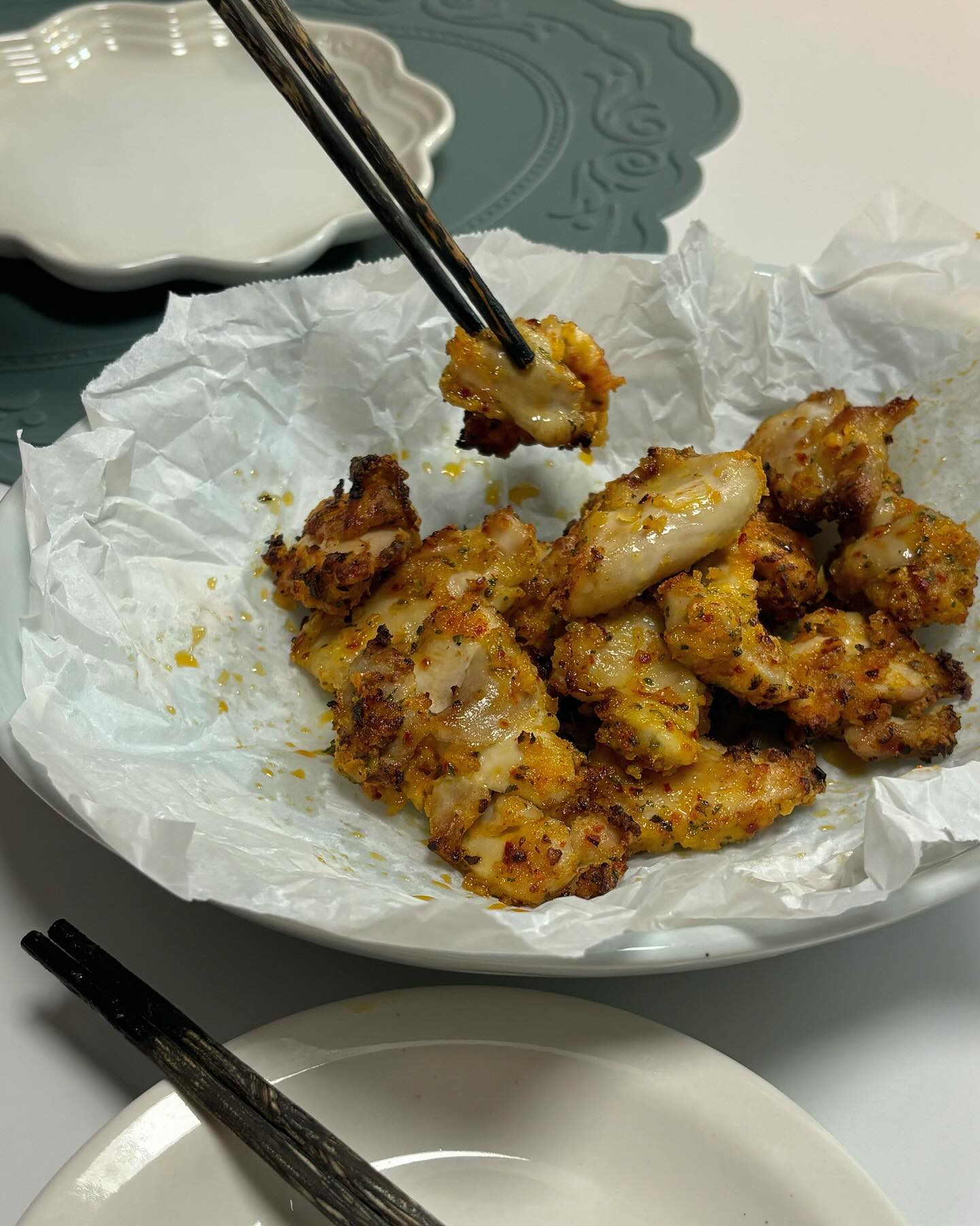 오늘은 합법적 치킨의 날 #초복 
집에서 고바삭순살 만들어서 치맥어땨요🤤🍺🍗

닭다리살 600g-700g기준
빵가루 4스푼
튀김가루 3스푼
허브솔트 1스푼 (없으면 소금)
다진마늘 1스푼
고추가루 1스푼
카레가루 1.5스푼
청양고추 다진 거 2개 (선택)
후추랑 파슬리 가루 (선택)

1. 위에 재료 다섞어서 봉지에 자른 닭 넣고 흔들어서 시즈닝을 고루 묻히고 10분 재우기
2. 예열한 오븐이나 에프에 넣고 190-200도 20분 (10분하고 뒤집기)
*붙지 않게 오일스프레이로 유산지에 오일 코팅하거나 시즈닝 섞을 때 오일 한 스푼 넣어주기
*마블링 소스는 마요네즈2 스리라차1 알룰로스0.5 입니다

진짜 쉽고 맛있음 더운 여름 치킨먹고 행복하세요 ☀️

#복날 #홈메이드치킨 #고추바사삭 #고추바사삭만들기