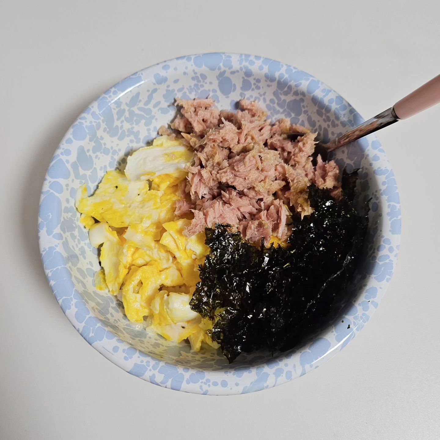 참치캔 별로 안좋아하는데 요건... 맛있네요 🐟
시골김도 별로 안짜구 적당해서 조합이 도랏어요

#직장인다이어트도시락 #diet #건강식 #자취생요리
