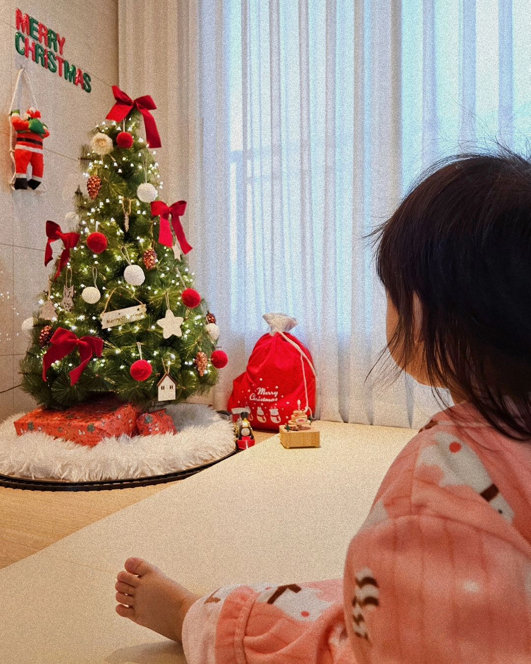 일어나자마자 트리 구경🎄
행복한 연말 보내자 내사랑❤️

#524일 #17개월아기
#행복한하루하루
#사랑스런 #내딸랑구
#육아맘 #육아일상