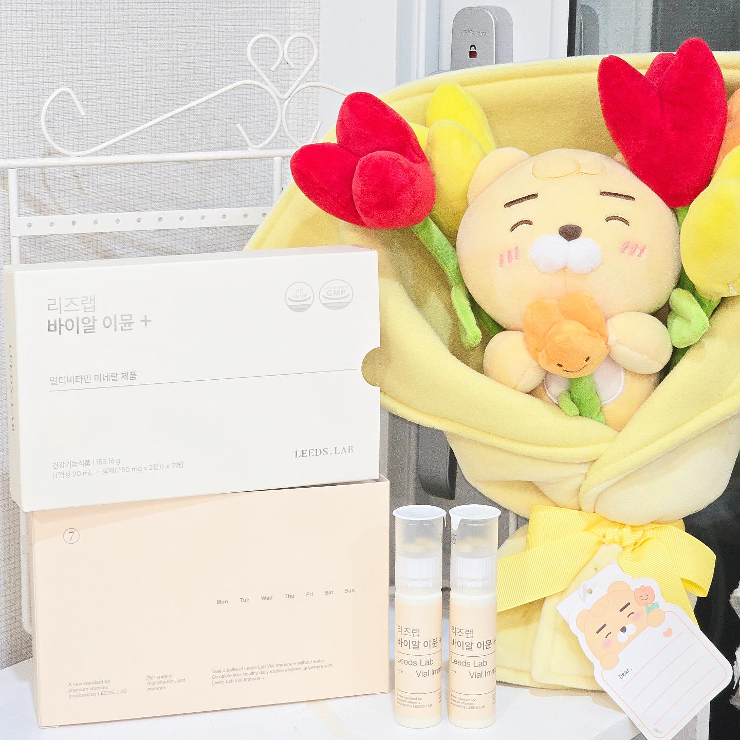 #협찬 leedslab.official

🧧 설 선물로도 좋고
🎁 운동하시는 분들에게도 선물하기 좋은

🩷 리즈랩 바이알 이뮨 플러스(이뮨비타민) 7일분 솔직 후기!

비록 운동은 안할지라도
꾸준한 건강관리를 위해서

멀티비타민 챙겨먹는건 
꽤나 중요시 생각하는 편😆

특히 그중에서도 먹고 안먹고의 차이가
크~게 느껴지는 이뮨 비타민!!!

매일 피곤함에 찌드는 직장인 인지라
피곤함을 조금이라도 덜 수 있는 것 같아 좋음👍

하지만 또 아무거나 먹을 수 없으니
어떤 영양소가 들어있는지,
먹기 편한지도 
⚠️ 확인을 안해볼 수 없음⚠️

국내 최초로
가장 많은 22종 영양소가 들어있는
🩷 리즈랩 바이알 이뮨 플러스!

기존 19종 영양소보다
비타민 B2, 비타민 B12, 마그네슘 추가!!

이렇게 3가지 영양소가
더 플러스되면서
22종 함유로 UPGRARDE👏👏 

평소에 마그네슘이랑 비타민B는
따로 챙겨먹었는데
이젠 그럴 필요가 없어짐ㅎㅎㅎ

영양소는 3가지가 더 추가되었지만,

정제형 크기는 커지지 않고 그대로라
목 넘김도 불편함이 없음😊

역시 리즈랩의 기술력이란👍

디자인도 깔끔하고 감각적이니 예뻐
선물용으로 주기 손색 없음❤️

내부 상자 앞부분엔
센스있게 캘린더가 있어
섭취할 때마다 체크도 가능👍

🩷 리즈랩 바이알 이뮨 플러스는

아래쪽에는 액상형
위쪽 뚜껑부분엔 정제형이
두가지 형태가 다~ 들어있는
멀티비타민으로

액상형이 함께 들어있다보니
물 없이 어디서든 간편하게 챙겨먹을 수 있음😆

게다가 액상형은
달달한 애플망고 맛이라
맛있게 섭취할 수 있어 더더욱 만족🫶

하루 한병으로 간편하게
무려 22종의 하루 영양소를 
다 채울 수 있다보니
간편하게 건강 챙기기에도 딱임👏

이민정님이 광고모델로 활동하는 곳이라
믿고 먹을 수 있음🎵

더 자세한 정보가 필요하다면
⤵️🔽👇⤵️🔽👇아래를 참고⤵️🔽👇⤵️🔽👇
https://bit.ly/3ex27bn

오후 1시 전에 주문하면 당일 출고 되고,
당일 출고되면 90% 확률로
바로 다음날 도착하는
매~우 🏃🏃‍♂️빠른 배송 서비스까지 완벽👍
.
.
.
.
.
.
.
.
.
#리즈랩 #리즈랩바이알이뮨플러스 #바이알이뮨플러스 #국내최초 #국내최다 #이민정 #이민정비타민 #골프비타민 #골프필수템 #라운딩필수템 #골프선물 #운동비타민 #올인원비타민 #종합비타민 #비타민추천 #프리미엄비타민 #면역력영양보충용제품 #멀티비타민 #멀티비타민추천 #건강기능식품추천 #비타민선물 #하니뷰티