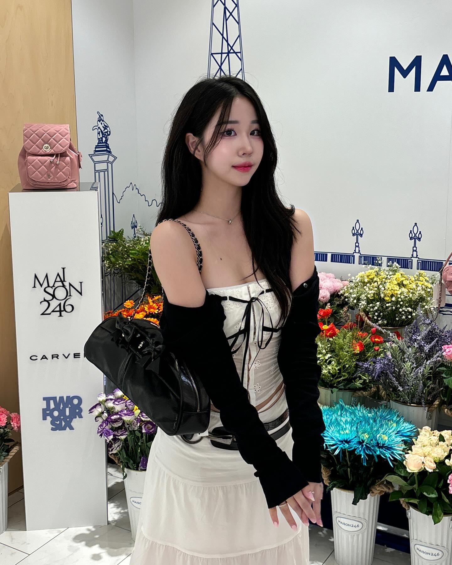 *Maison246 X 갤러리아 백화점 팝업 다녀왔습니다!

#광고 maison246_official
파리 느낌 나는 예쁜 꽃들로 꾸며진 공간에서 여러 제품들을 구경했어요🌹🧚

여기저기 들기 좋은 데일리 가방들이 많았어요! 가방들이 수납력이 되게 좋고 가볍게 들기 좋을 것 같아요! 가을 가방 장만하러 가보세요🏃🏃

🧚압구정 갤러리아 백화점 WEST 3F
🧚8.23-8.29 10:30am ~ 20:00pm

#메종246 #데일리백 #데일리가방 #숄더백추천 #크로스백추천 #데일리룩 #오뭐입 #팝업 #갤러리아