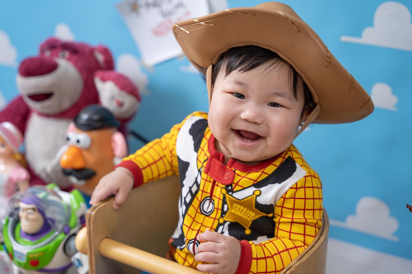 230일에 촬영한 지유 200일 스냅👶🏻 남편과 토이스토리를 좋아해서 그런지 이 테마는 꼭 찍고싶었어용 꼬마우디찌유💛
원본도 넘 맘에 들어유🥹
홈스냅📸 : go_leo_kim 
#200일촬영 #토이스토리 #홈스냅 #시월사진관