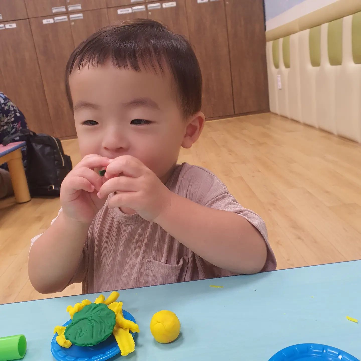 🎀2023.08.19 (D+710)

오늘은 참여하고 싶은 수업이 있어서 오랜만에 문화센터에 다녀왔어요 ❤
플레이도🤹🏻‍♀️ 수업이였는데요. 1회 수업료가 재료비 포함 단돈 오천원으로 저렴해서 시원이랑 체험해보기 좋을 것 같아서 신청하게 되었어요. 활동하는 플레이도 제품만해도 정가가 14,900원이라서 완전 혜자스러운 패키지더라구요.🤭
원데이 특강이라 짧은시간이였지만 강사님이 아이들 하나하나 눈 맞추며 소통하려고 노력해주시고, 틈틈이 육아에 도움되는 팁들을 많이 전수해주시려고 노력하는게 느껴졌어요
 👩🏻‍🏫 "플레이도 활동을하면 박스에 있는 사진을 똑같이 만드는것보다 과정을 칭찬해주고 엄마와 유대관계를 다지는것이 중요해요~ (19~21년생반) 어린 친구들은 사실 10분 집중하기 힘든데 플레이도 활동을하면서 엄마랑 한 시간 가까이 앉아서 활동한다는것 자체도 칭찬해줘야하고 유대관계도 많이 쌓였을거예요." 라는 말씀을 해주셨던게 기억에 남아요. 사실 집에서는 한 가지 활동을 한시간동안 하기가 쉽지 않은데 플레이도 활동은 아이들을 사로잡는 매력이 있더라구요! (저도 시계도 안보고 놀았답니다😆)
시원이는 플레이도 도구중에 꾹~눌러서 감자튀김🍟 만드는걸 제일 좋아했고, 빨강 초록 도우를 섞어서 수박🍉을 만들어주니 '암~'하고 먹는 시늉을하다가 입에 살짝 닿았는데 플레이도가 밀가루,소금,물을 주원료로 한 클레이라고 알고 있어서 많이 걱정되진 않더라구요^^
앞으로도 이렇게 유익한 프로그램이 더 많아졌으면 좋겠어요:D 시원이가 벌써 곧 두 돌을 앞두고 이렇게 둘이 오붓하게 데이트 하니까 너무 좋네요^^

#홈플러스문화센터 #홈플러스동촌점문화센터 #플레이도 #홈플문센 #플레이도 #클레이 #클레이햄버거 #최영미강사님 #Play-Doh