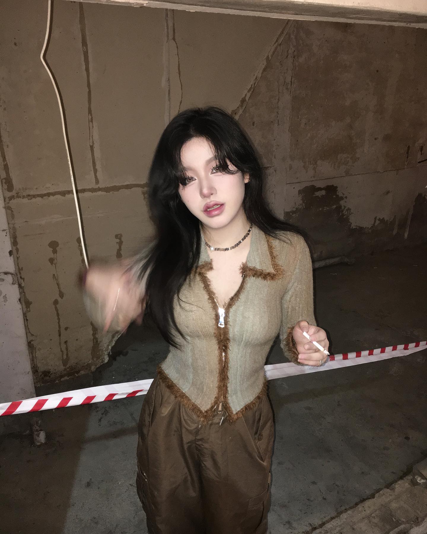 나 그녀랑 헤어졌어.
그녀가 너무 반짝여서.