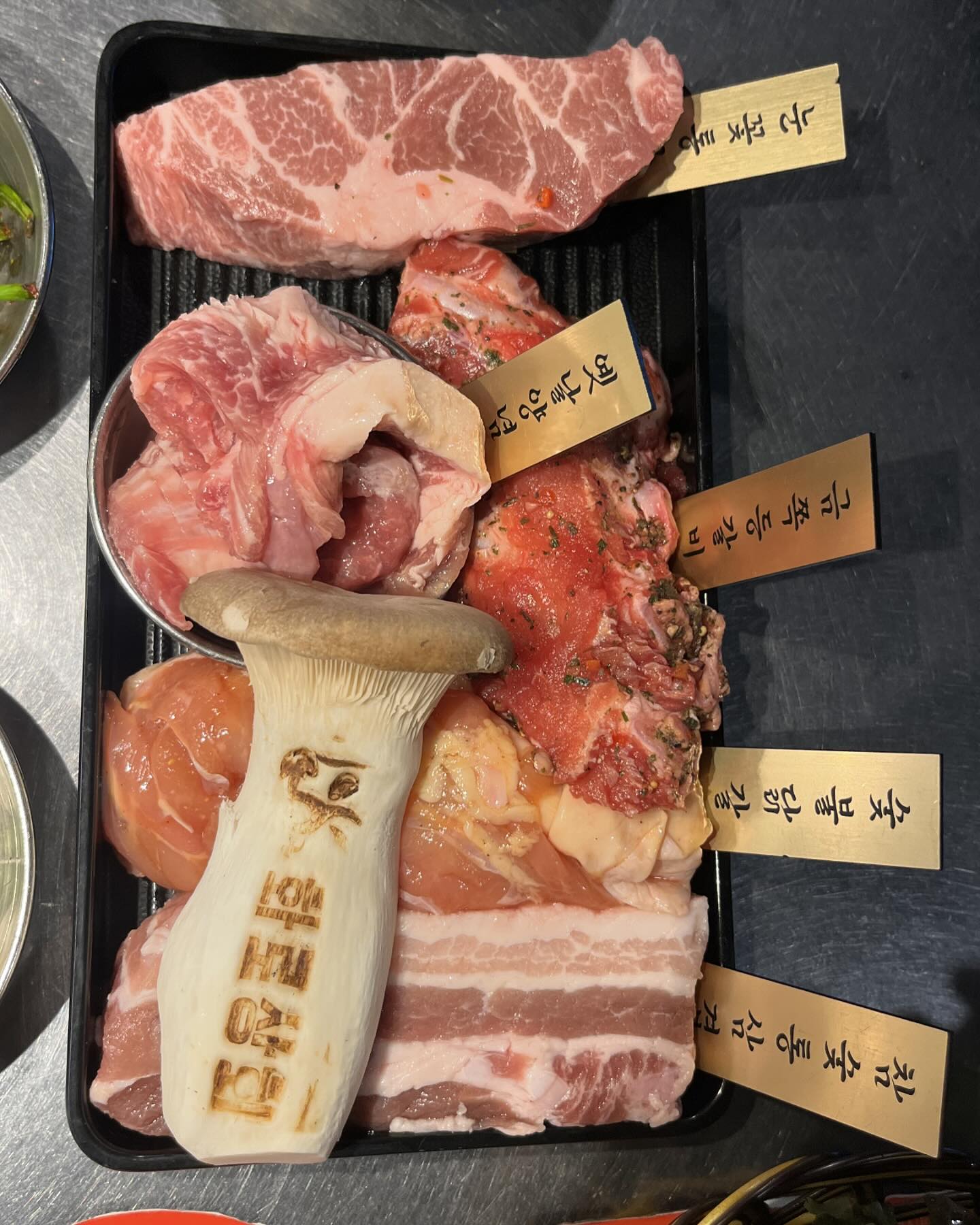 처음 왔는데 소스도 엄청 다양하고 고기도 너무 맛있어요 😊🩷🩷
#춘천맛집 #춘천화로상회 #춘천무한리필 #춘천 #춘천핫플