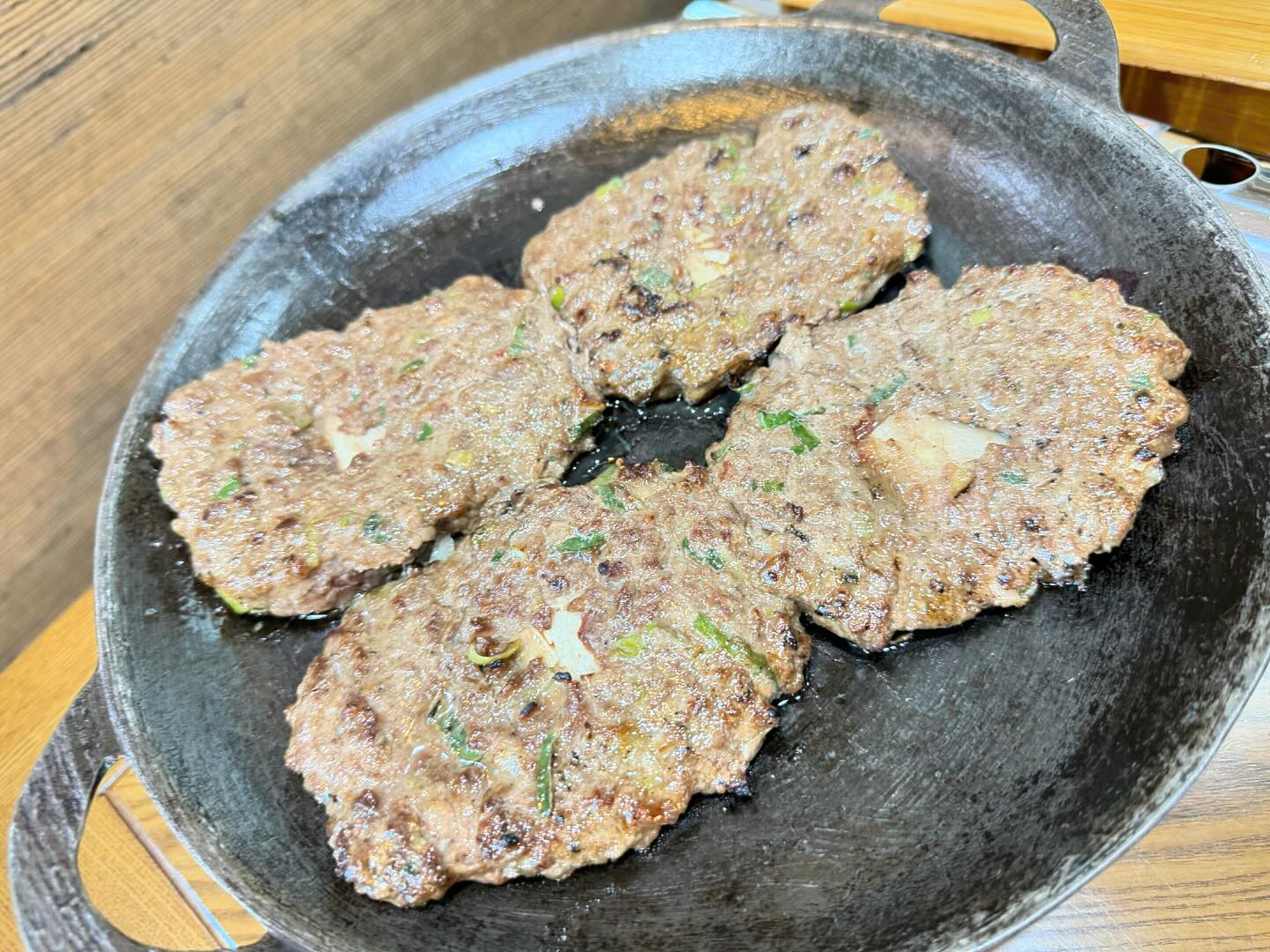 담양하면 떡갈비지~🍖
엄마가 만든 떡갈비보다 맛있지?ㅎㅎㅎ 떡갈비 하나를 다 먹었네~ 맛있는 점심먹고 패밀리랜드가서 동물보고 올꺼에요!
오늘 날씨… 너무 좋다💕

📌담양 덕인관
명인 전통떡갈비 (120년 전통) 메뉴
반찬들도 깔끔하고! 고기도 너무 부드러워요!

#담양 #덕인관 #담양떡갈비 #점심 #담양맛집